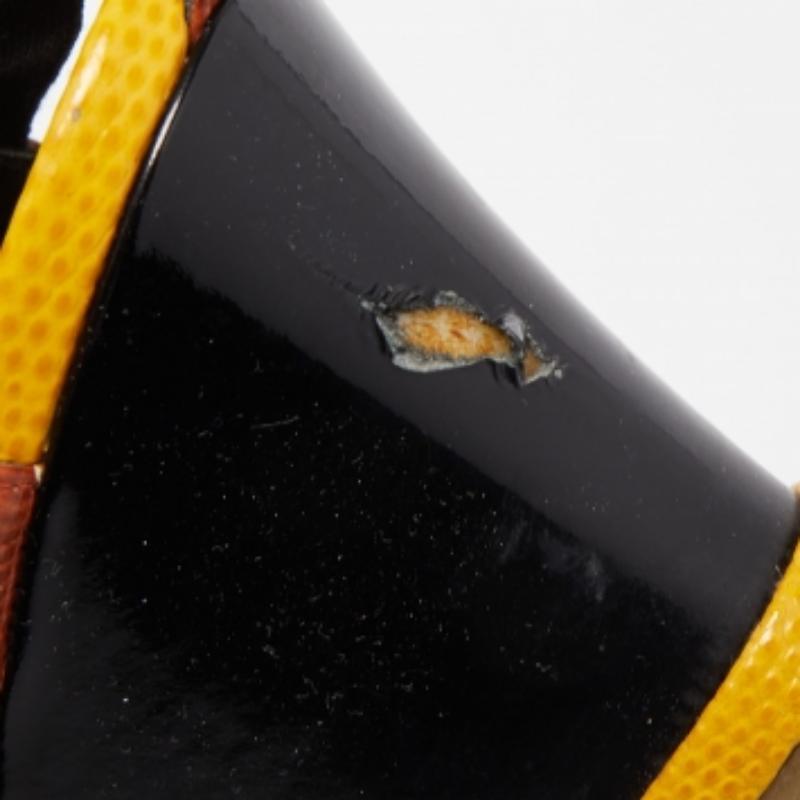 Fendi Sandalias de cuña con tiras en forma de T de cuero amarillo con relieve de lagarto talla 38.5 en venta 1