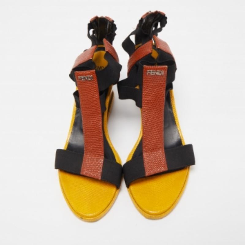 Fendi Sandalias de cuña con tiras en forma de T de cuero amarillo con relieve de lagarto talla 38.5 en venta 2