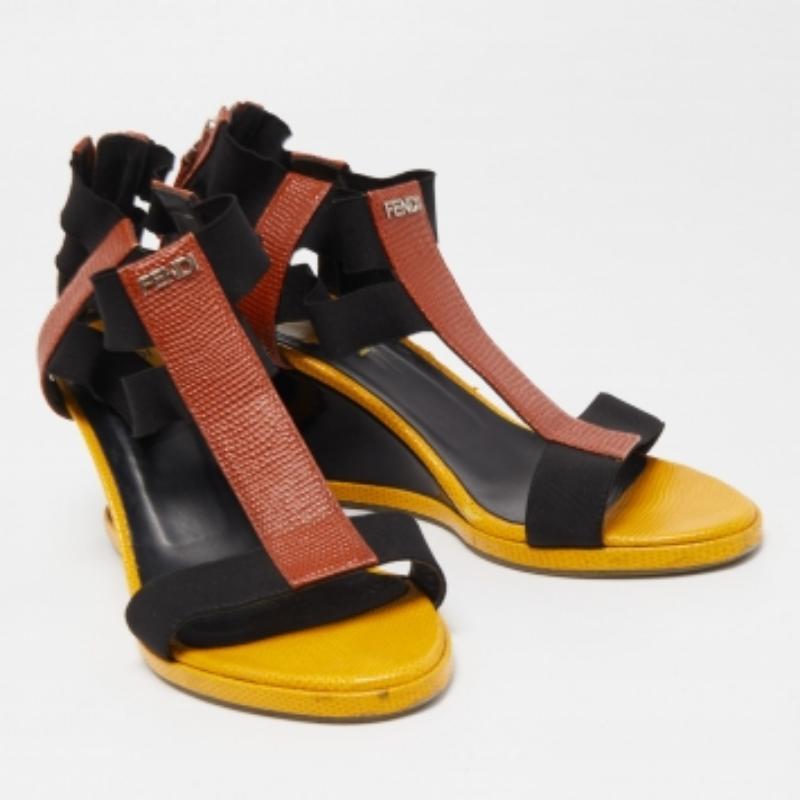 Fendi Sandalias de cuña con tiras en forma de T de cuero amarillo con relieve de lagarto talla 38.5 en venta 3