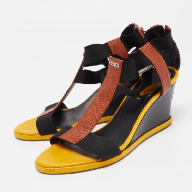 Fendi Sandalias de cuña con tiras en forma de T de cuero amarillo con relieve de lagarto talla 38.5 en venta 4