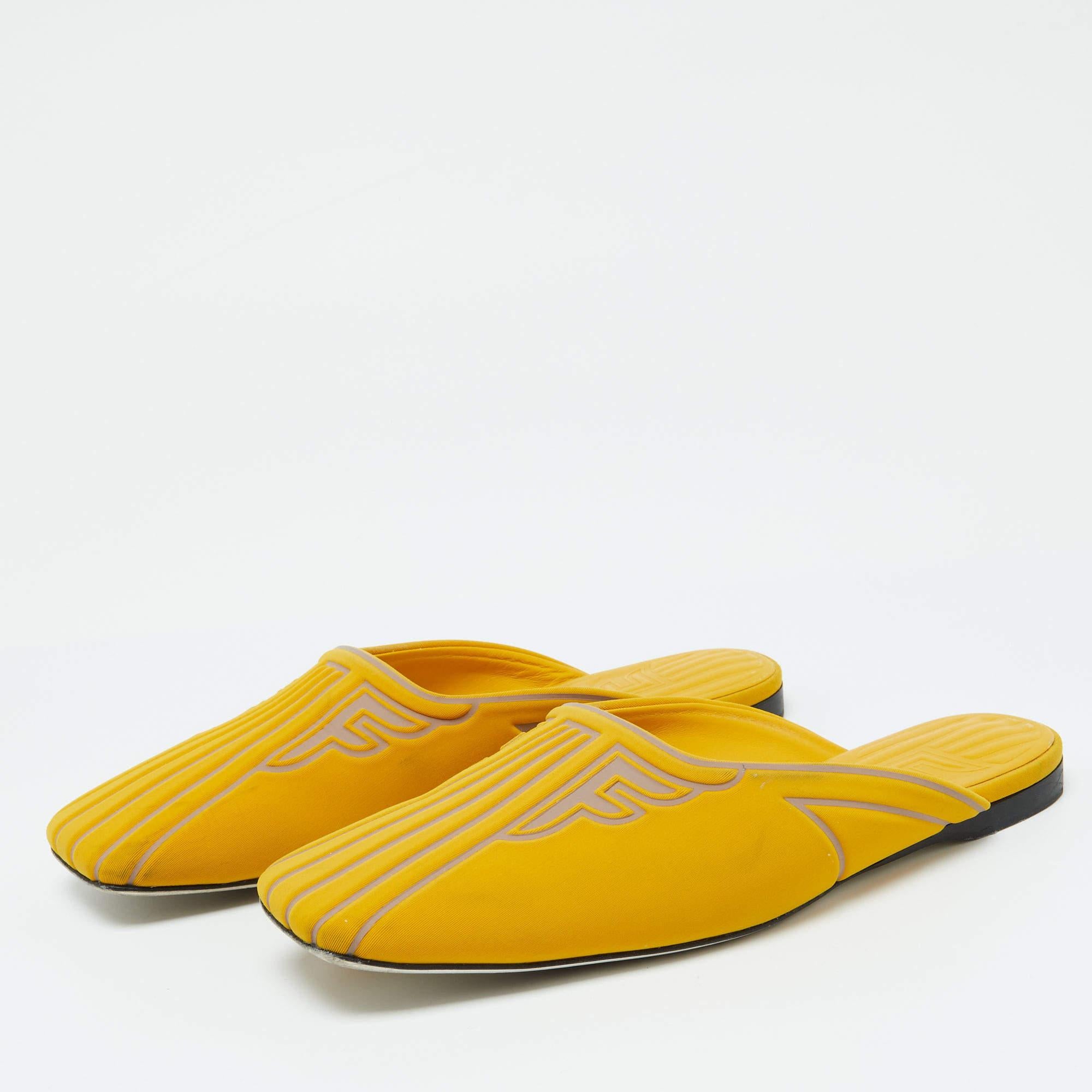 Mélange parfait de style luxueux et de confort, ces mules de créateurs sont fabriquées à partir de matériaux de qualité et encadrent vos pieds de la manière la plus élégante qui soit. Ils peuvent être associés à une multitude de tenues de votre