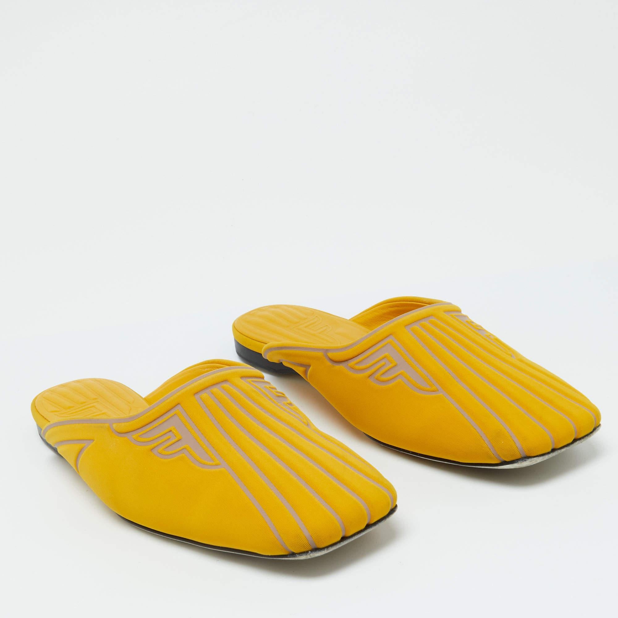 Fendi Mules FFreedom jaune en néoprène, taille 37 Bon état à Dubai, Al Qouz 2
