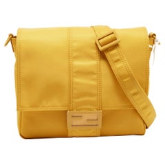 Fendi Messenger Baguette-Taschentasche aus gelbem Nylon