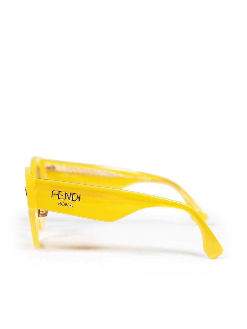 Fendi Yellow Oversized Square Frame Sunglasses In Good Condition For Sale In London, GB