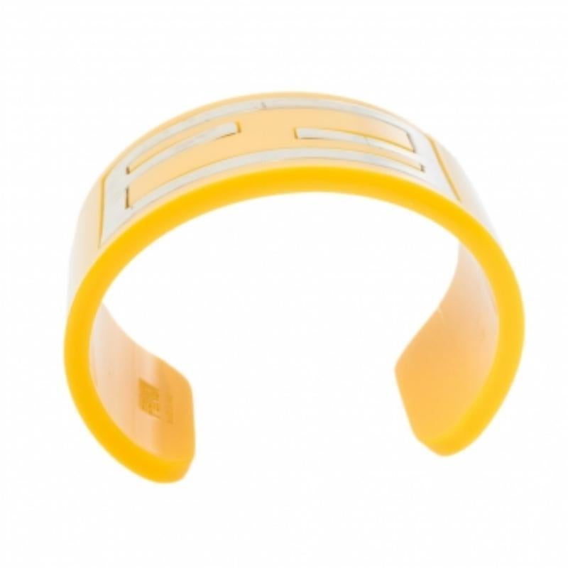 Shaped to exude simplicity, this Fendi bracelet will make a fine addition to your grand style. This resin creation is made in an open cuff design with the FF logo in gold-tone metal.
