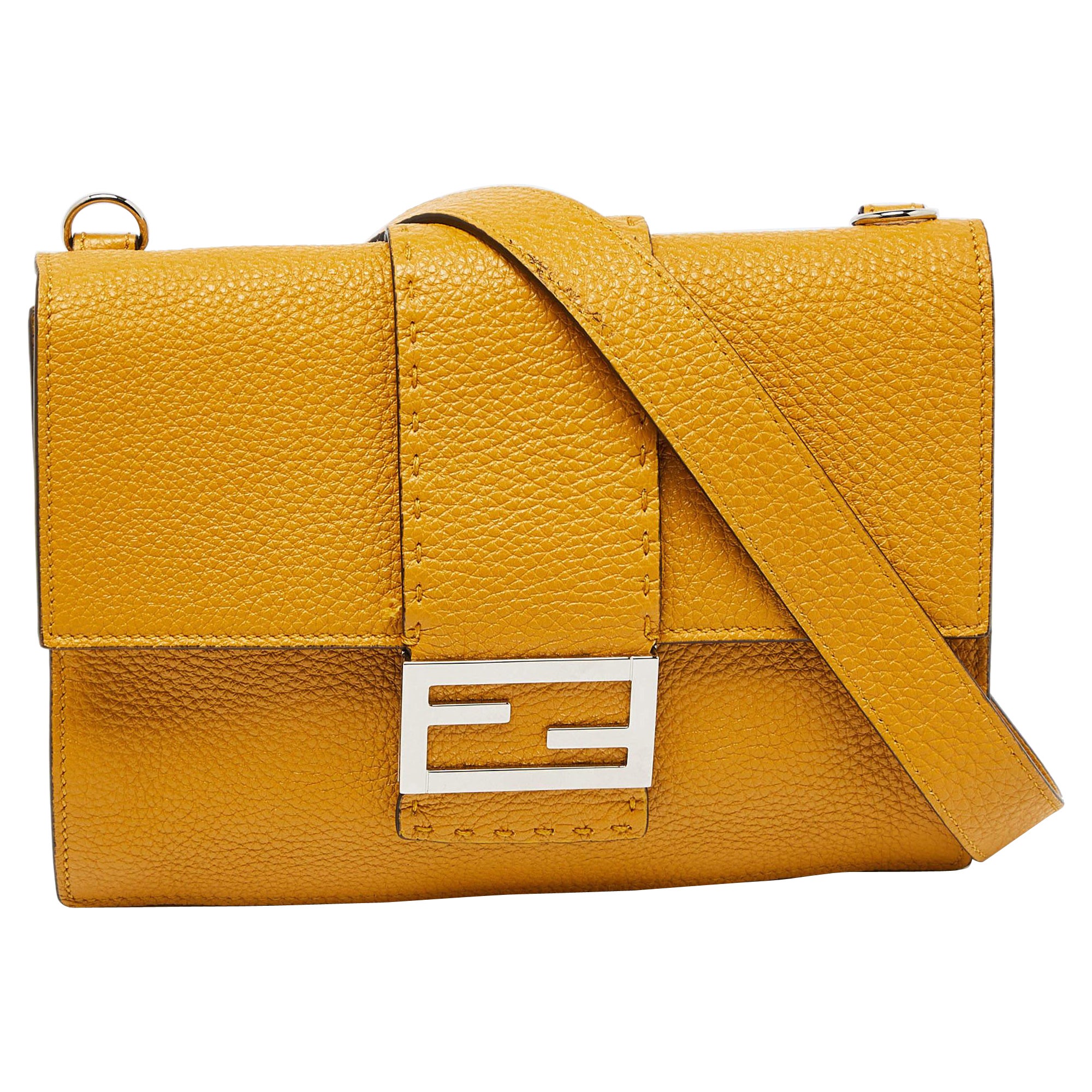 Borsa messenger Baguette piatta in pelle gialla di Fendi