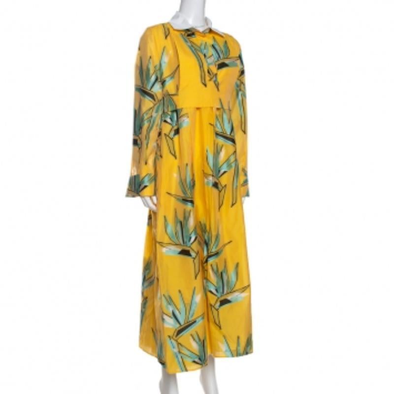 Dieses Kleid von Fendi ist eine exquisite Verschmelzung von Klasse und Anmut und verleiht Ihnen unendlichen Stil. Dieses Stück ist voller Charme und Lebendigkeit. Das gelbe Maxikleid mit Paradiesvogeldruck hat einen kontrastierenden Kragen,