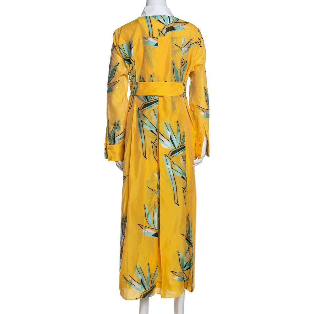 Dieses Kleid von Fendi ist eine exquisite Verschmelzung von Klasse und Anmut und verleiht Ihnen unendlichen Stil. Dieses Stück ist voller Charme und Lebendigkeit. Das gelbe Maxikleid mit Paradiesvogeldruck hat einen kontrastierenden Kragen,