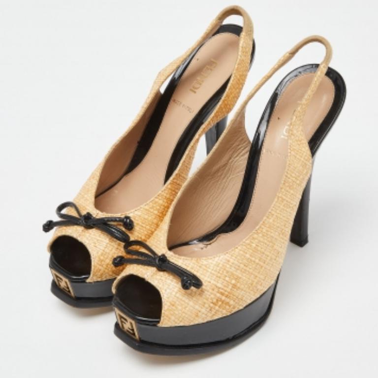 Faites preuve de chic avec ces escarpins de créateur. Elles présentent des talons robustes et des semelles durables, parfaits pour vos sorties à la mode !