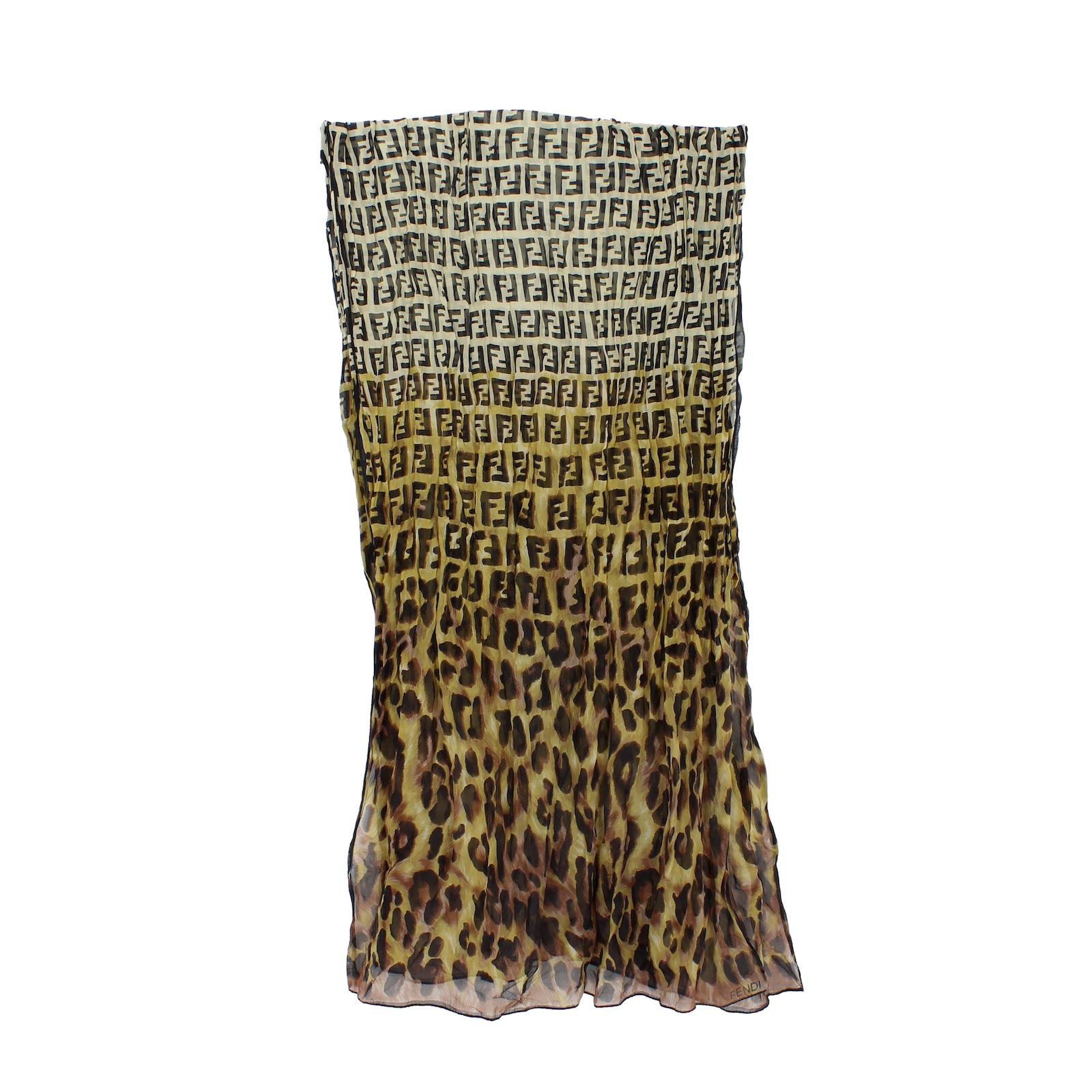 Fendi Zucca animalier scarf 2000s. Grande étole avec imprimé léopard et monogramme, couleur marron et beige. 100% soie. Fabriqué en Italie. Étiquette manquante.

Dimensions : 170 x 60 cm


