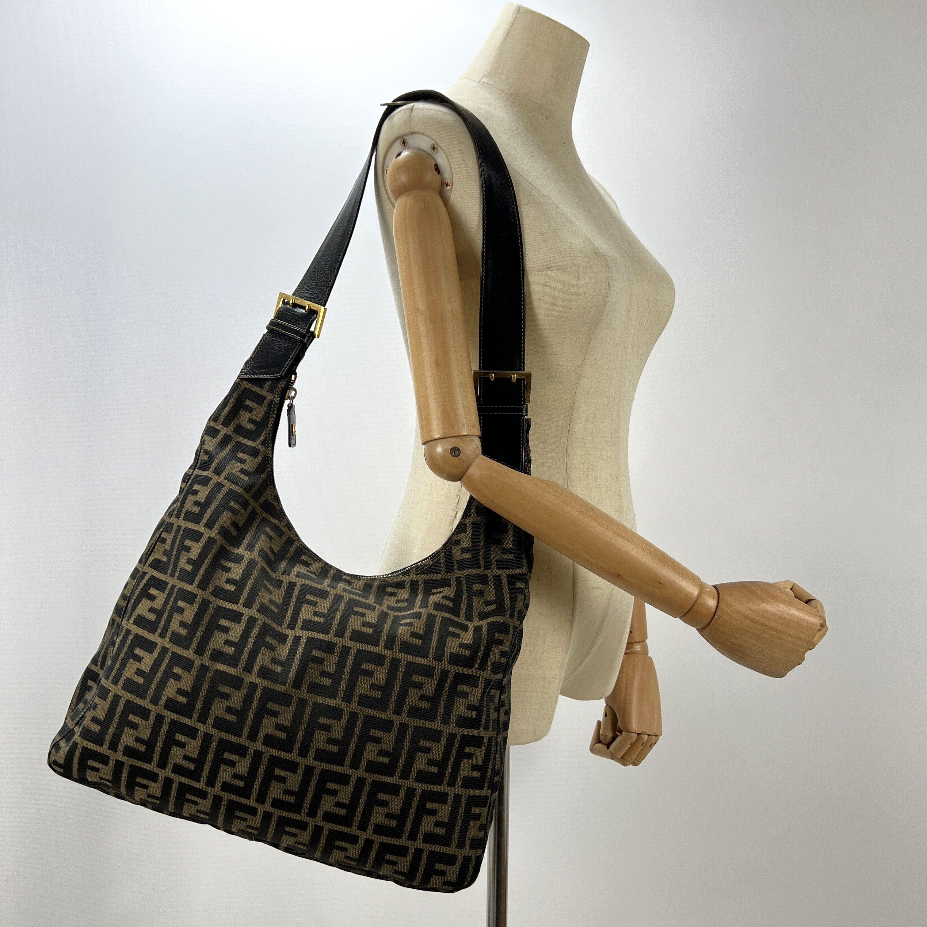 Prächtige Fendi Hobo Bag aus braunem Zucca-Canvas mit Lederbesatz und goldfarbener Hardware. Ein raffiniertes Design von Silvia Venturini Fendi aus den 1990er Jahren, das die mühelose Raffinesse dieser Zeit unterstreicht.