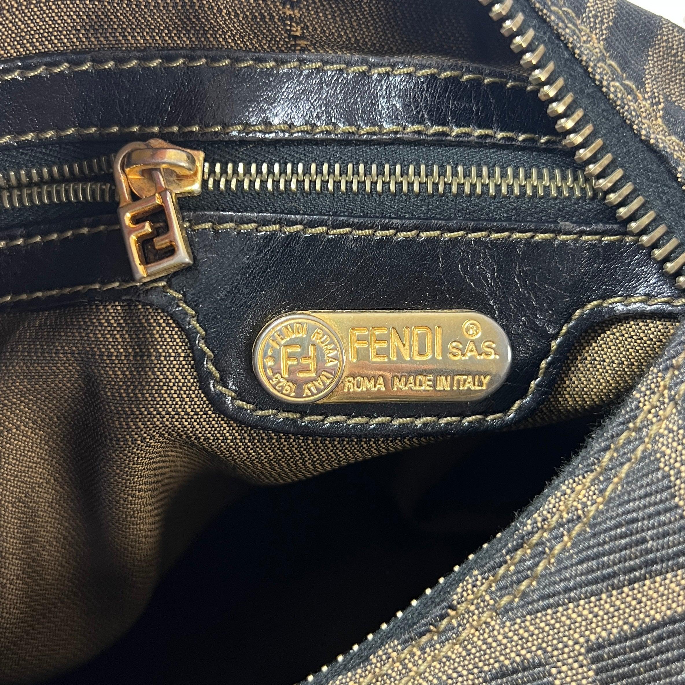 Fendi Zucca Canvas Hobo Bag Braunes Leder im Zustand „Hervorragend“ im Angebot in SAINT-OUEN-SUR-SEINE, FR
