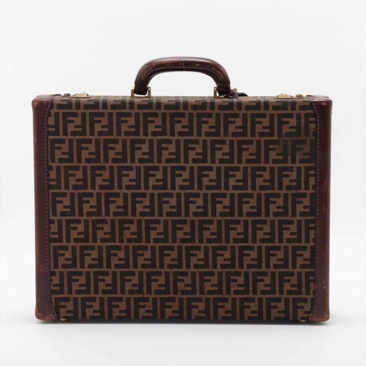 La valigetta Fendi Zucca in tela e pelle marrone è un accessorio distinto che unisce un'eleganza senza tempo a un design pratico. Realizzata con l'iconica tela Zucca e con ricchi accenti in pelle marrone, la valigetta presenta un modello classico