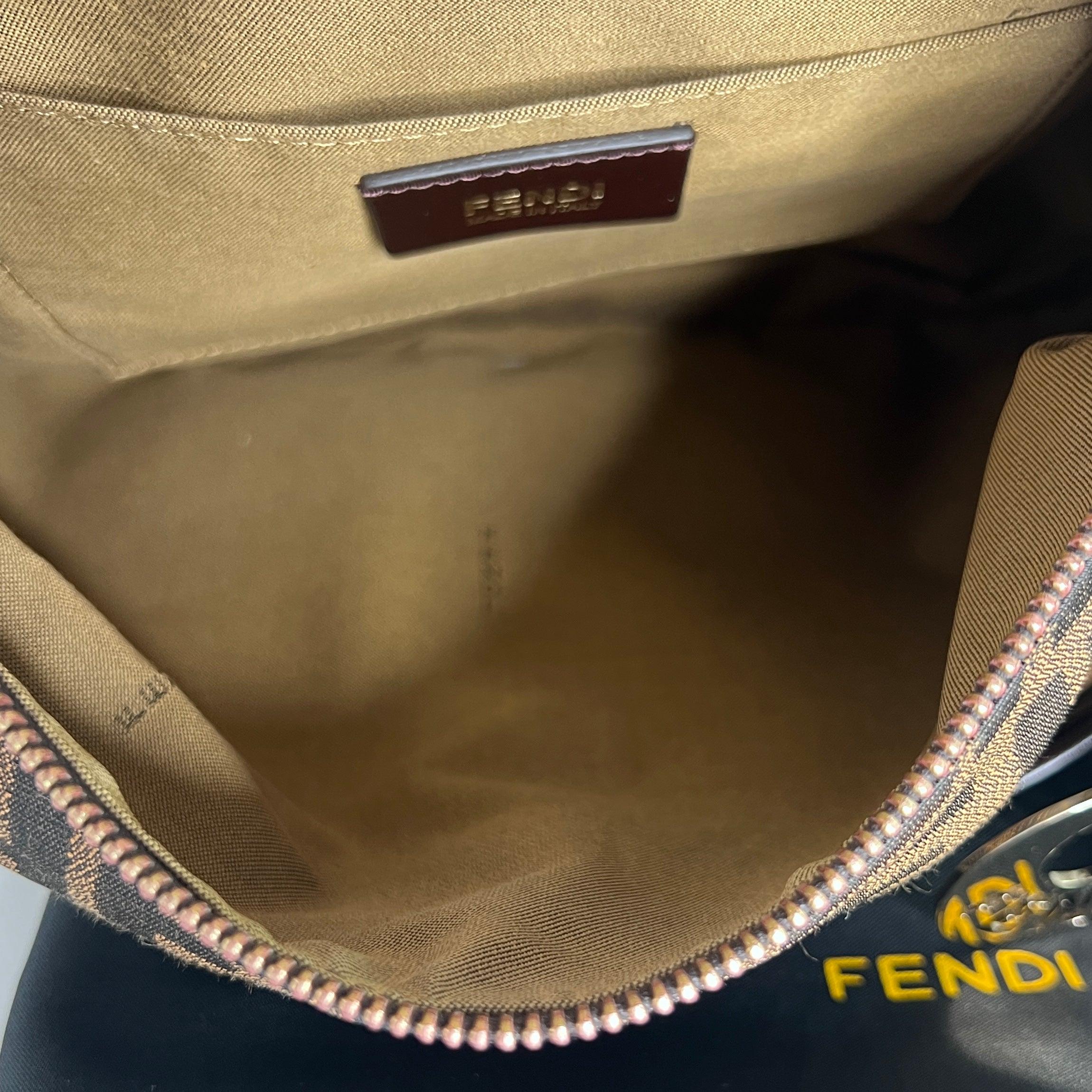 Fendi Zucca Umhängetasche aus Canvas und Leder Braun im Angebot 5