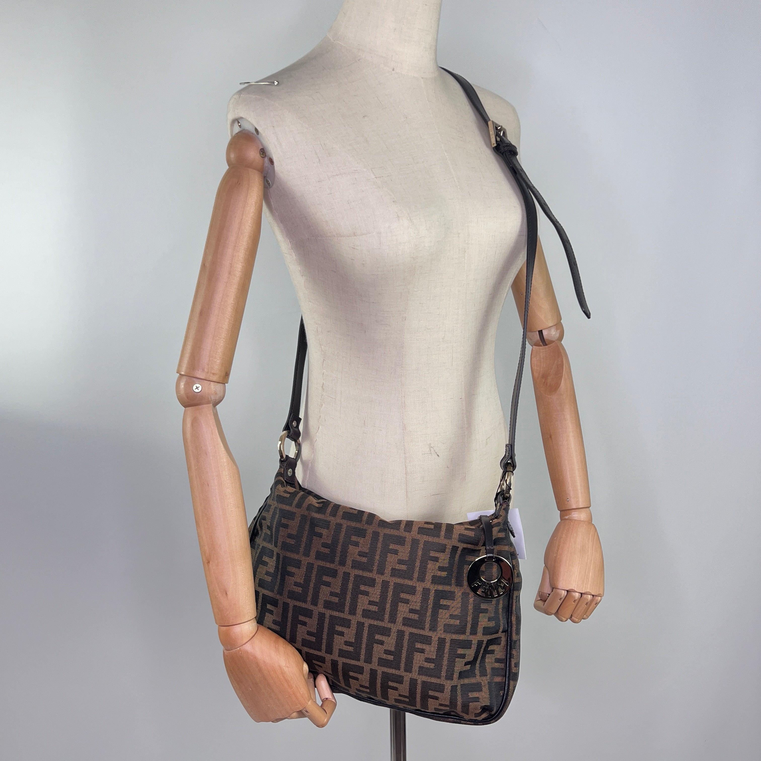 Prächtige Umhängetasche von Fendi aus Zucca-Canvas mit braunem Lederbesatz und goldfarbener Hardware. Ein Entwurf aus den 1990er Jahren von Silvia Venturini Fendi, die für ihre eleganten Neuinterpretationen des Monogramms des Hauses bekannt ist.