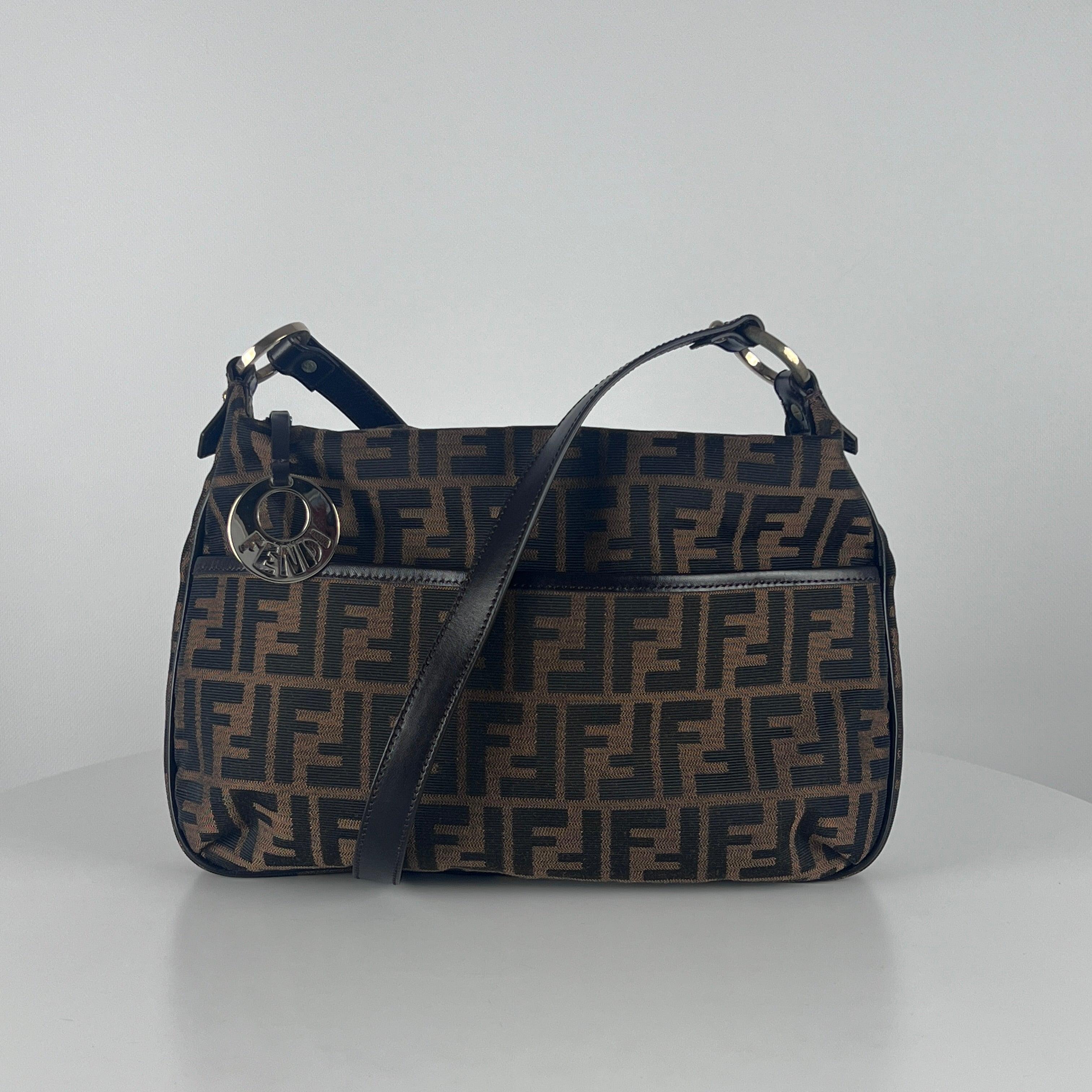 Fendi Zucca Umhängetasche aus Canvas und Leder Braun (Schwarz) im Angebot