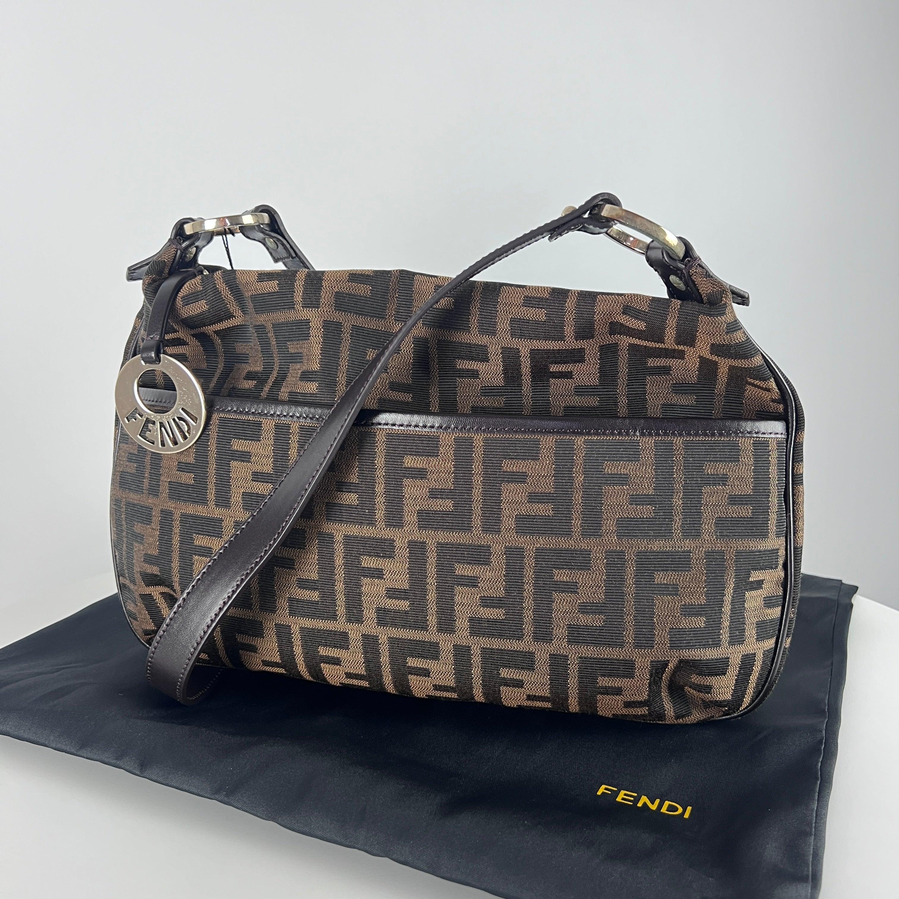 Fendi Zucca Umhängetasche aus Canvas und Leder Braun im Zustand „Hervorragend“ im Angebot in SAINT-OUEN-SUR-SEINE, FR