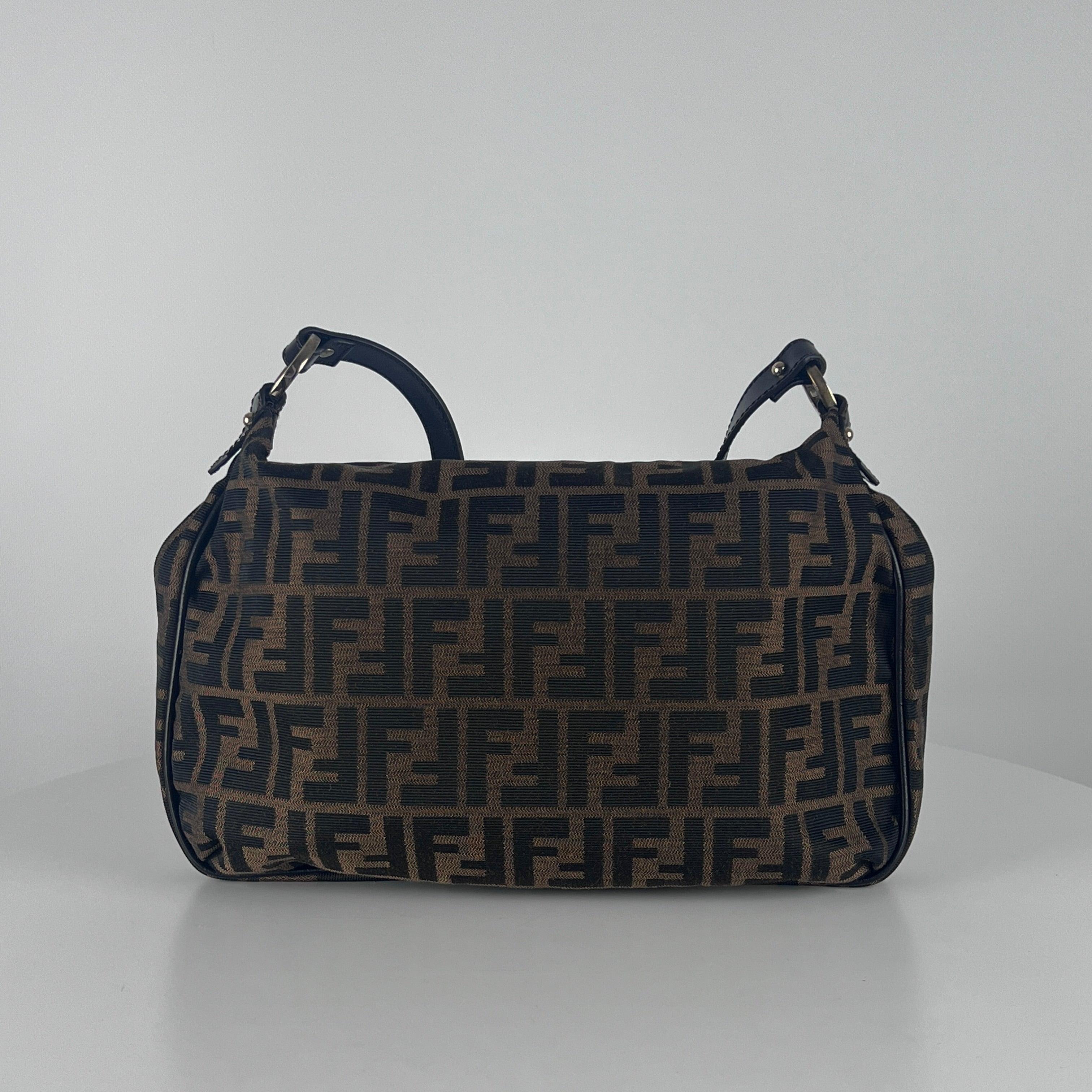 Fendi Zucca Umhängetasche aus Canvas und Leder Braun für Damen oder Herren im Angebot