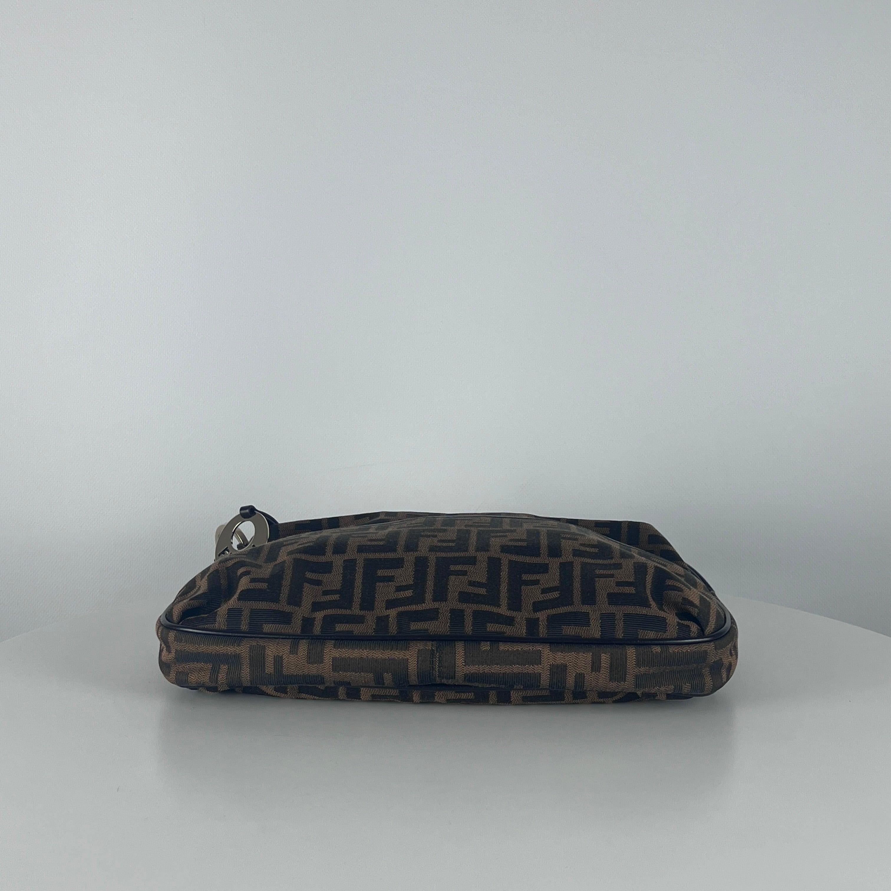 Fendi Zucca Umhängetasche aus Canvas und Leder Braun im Angebot 3