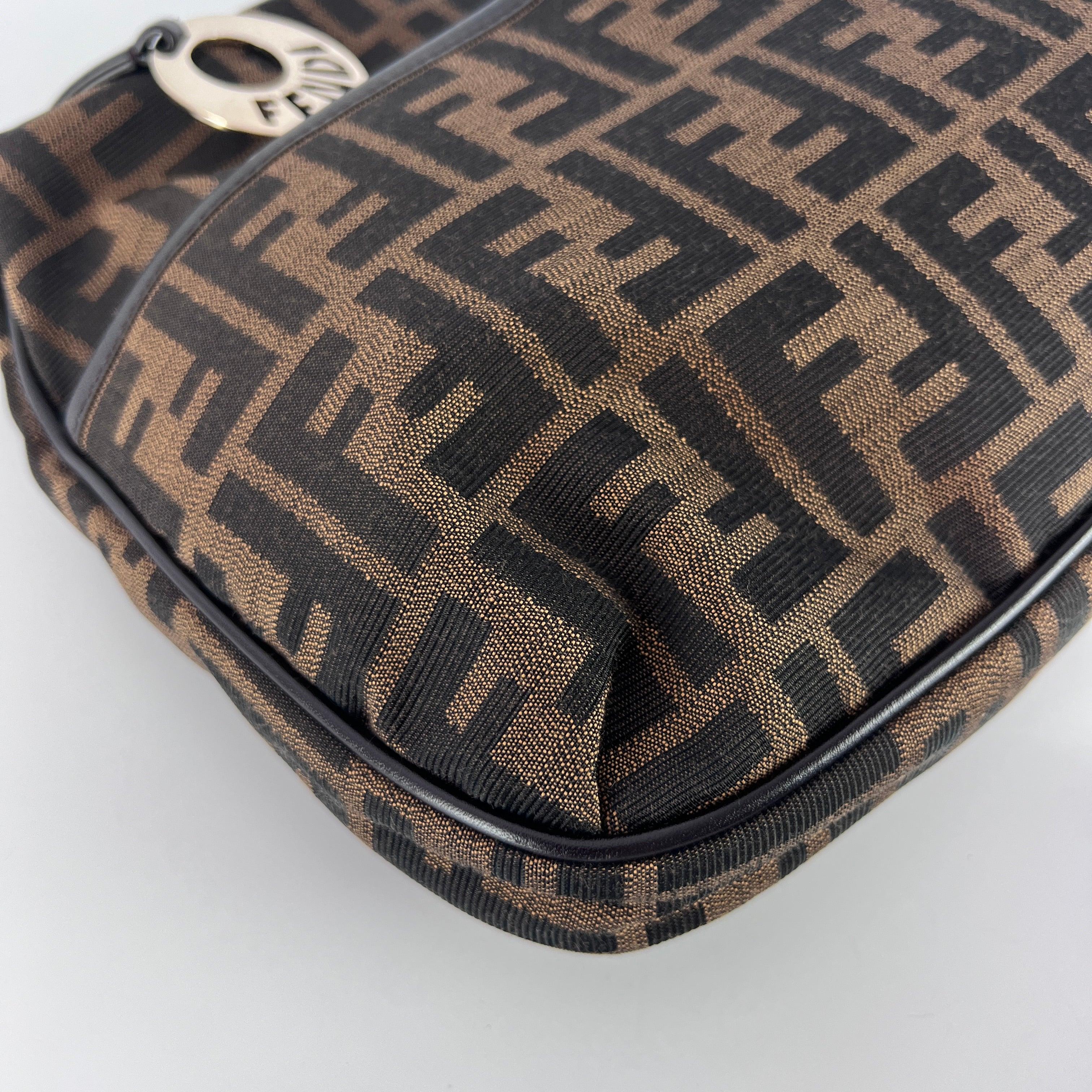 Fendi Zucca Umhängetasche aus Canvas und Leder Braun im Angebot 4