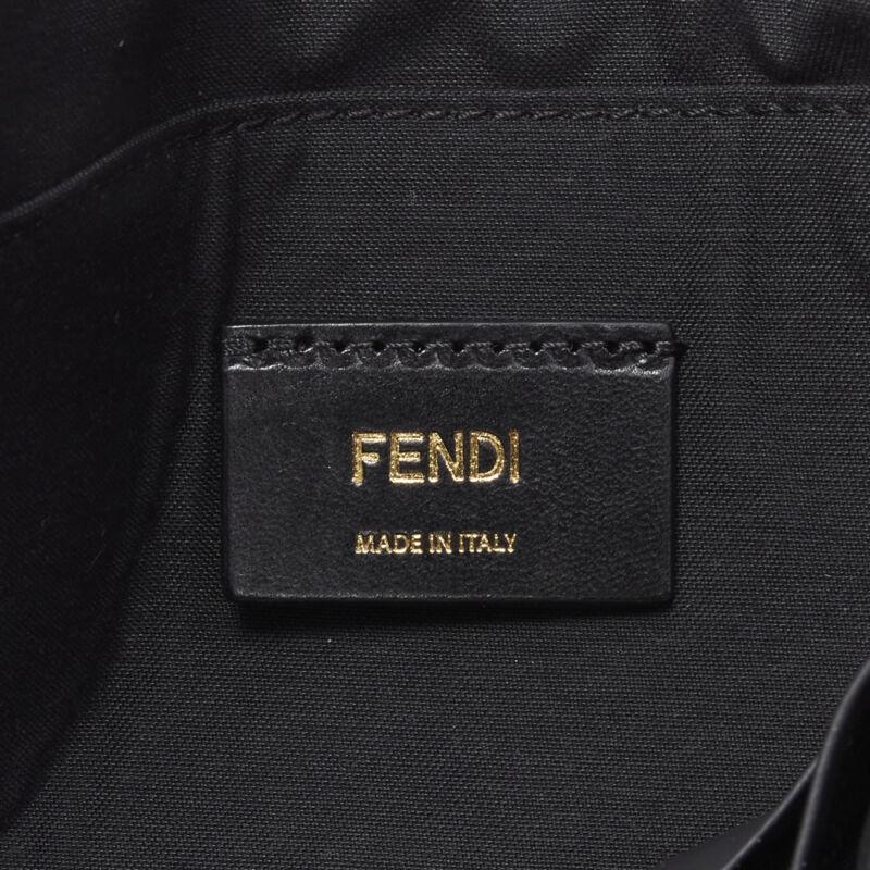 FENDI Zucca FF Monogram rot Canvas schwarz Leder Reißverschluss Clutch Tasche im Angebot 6