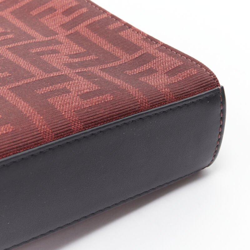 FENDI Zucca FF Monogram rot Canvas schwarz Leder Reißverschluss Clutch Tasche im Angebot 3