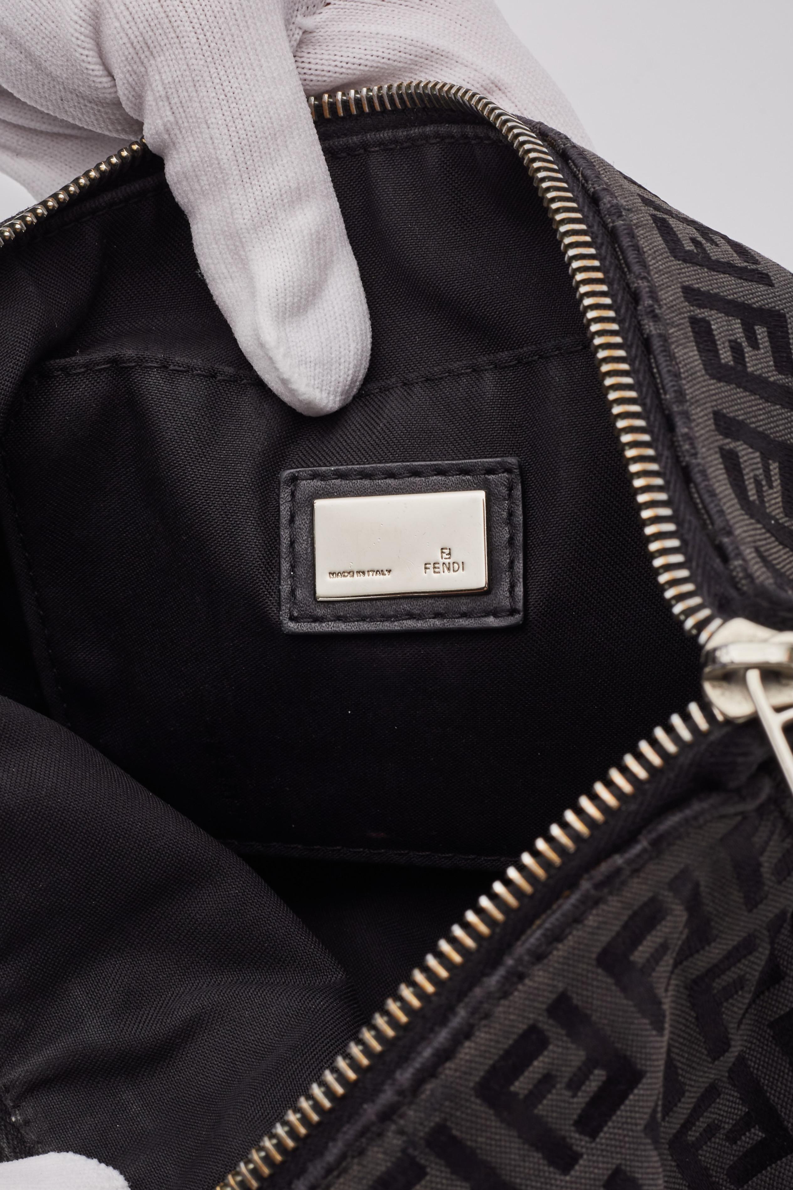 Fendi Zucca FF Umhängetasche aus schwarzem Segeltuch mit Druck im Angebot 6