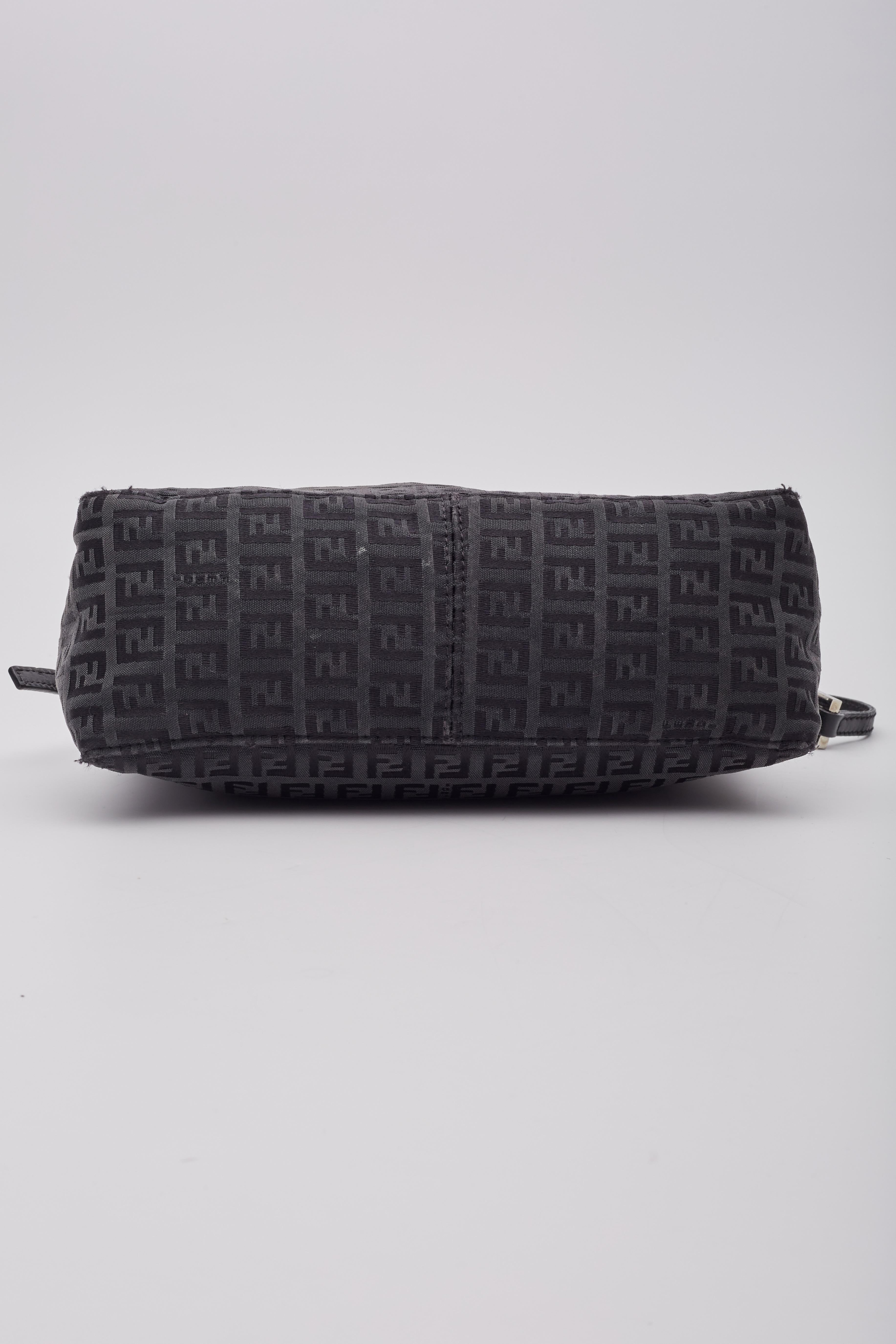 Fendi Zucca FF Umhängetasche aus schwarzem Segeltuch mit Druck im Angebot 3