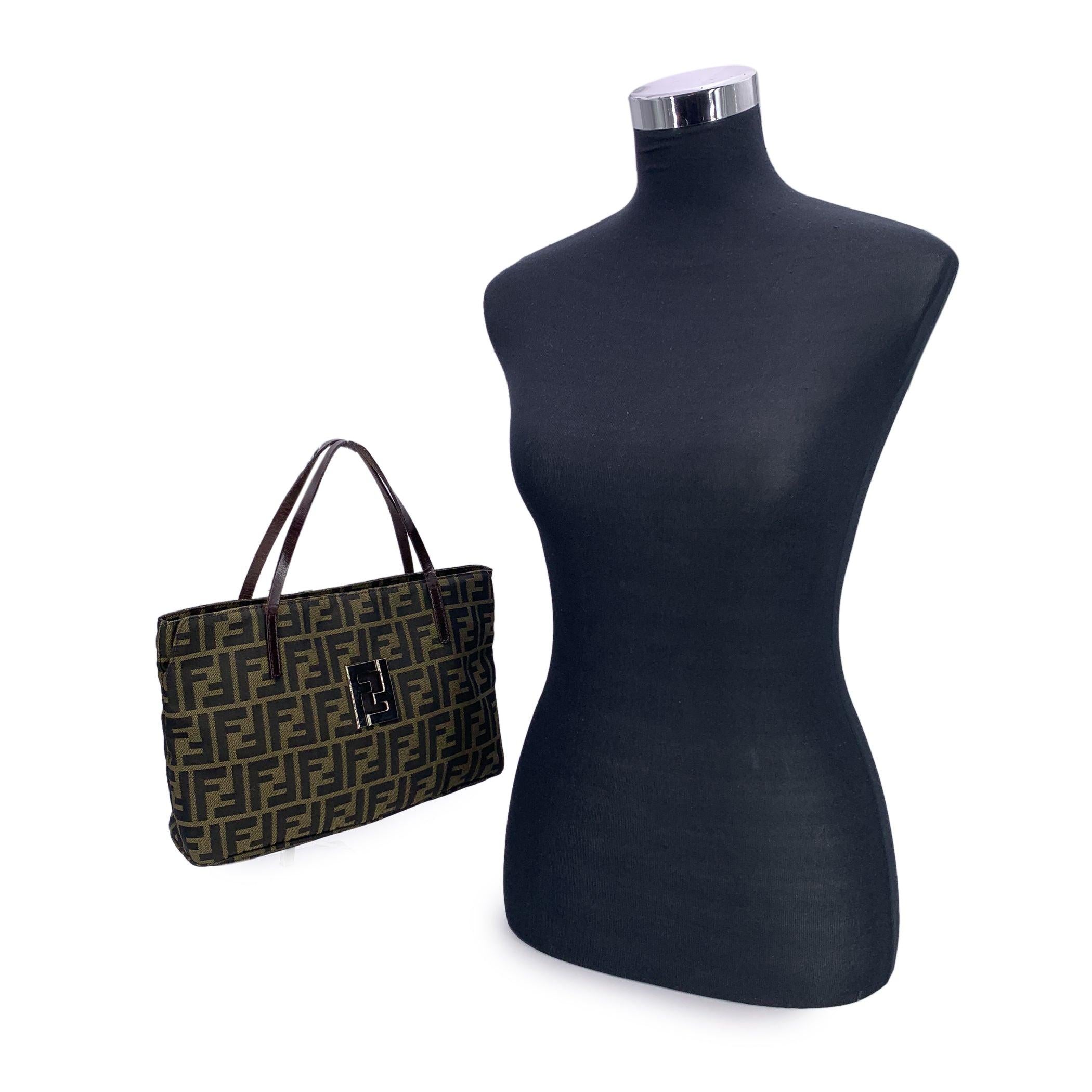 Als wahre Ikone des italienischen Luxus ist diese Fendi-Tasche ein Liebesbrief an die Zeit, als das Zucca-Monogramm die Modeszene beherrschte - und auch heute noch für Aufsehen sorgt. Die mit der für Fendi typischen Liebe zum Detail gefertigte