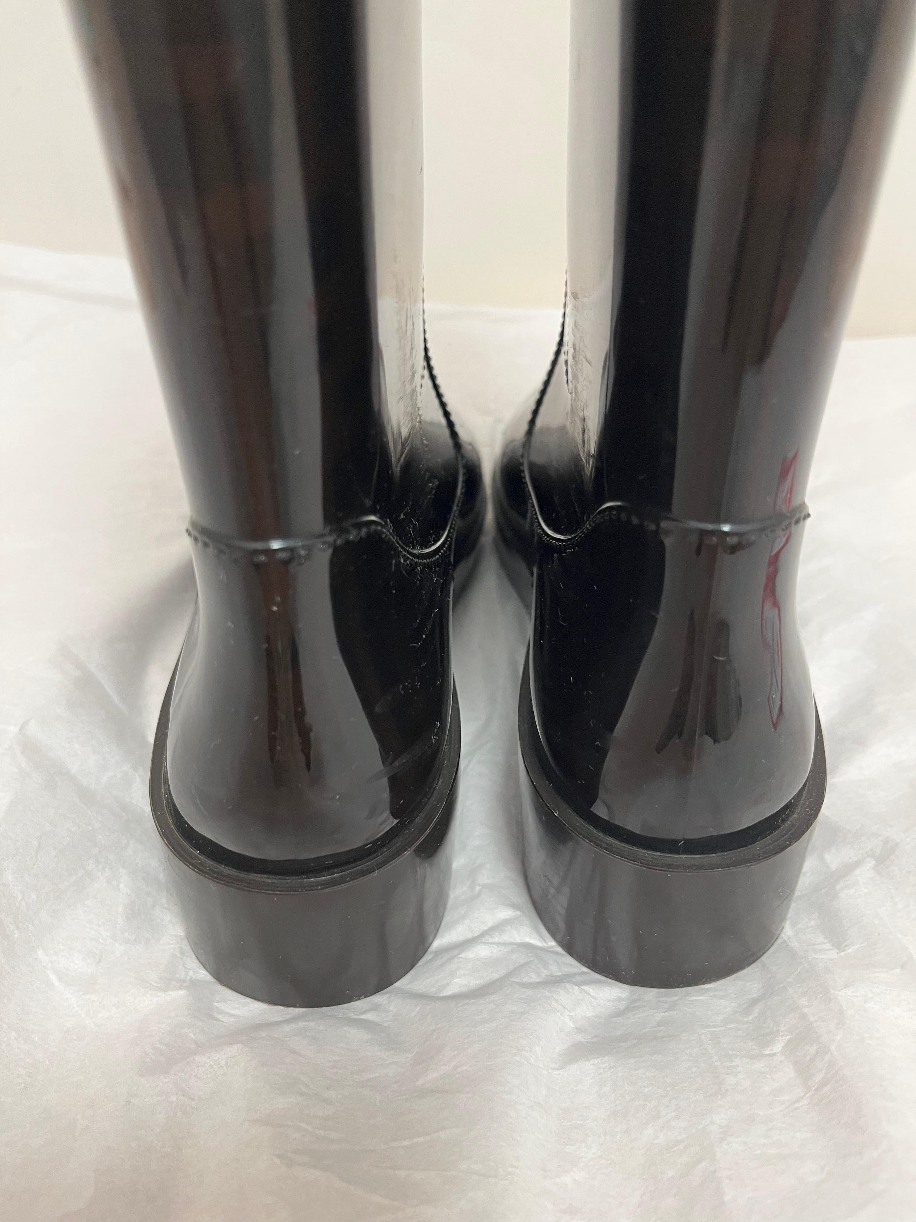 Fabriquées en Italie, ces bottes Fendi Zucca Monogram sont de taille 40. Les bottes sont brunes et noires et les orteils sont recouverts d'une couche supplémentaire. Élégant et durable.