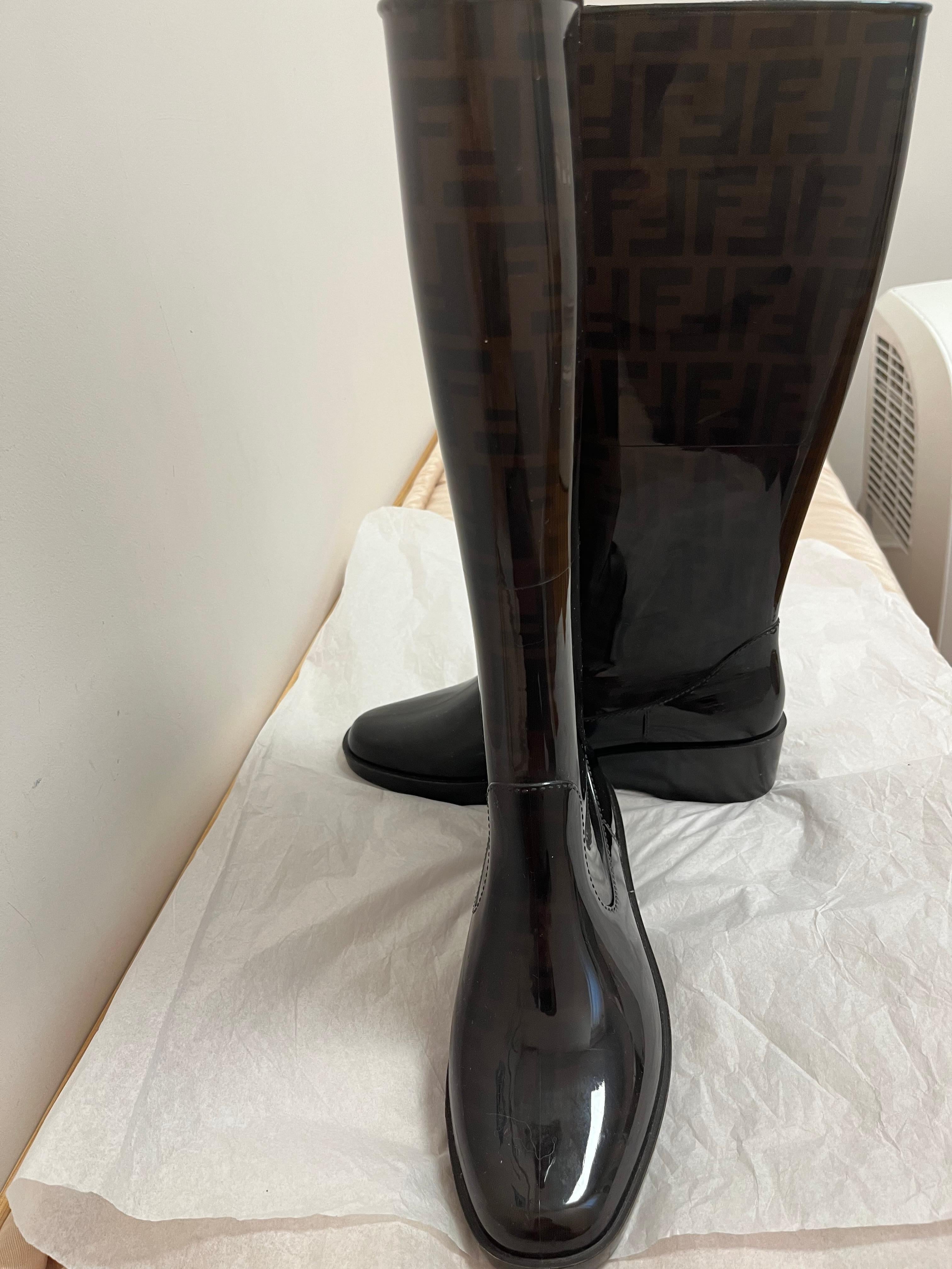 Fendi Zucca - Bottes en caoutchouc monogrammées (40) Bon état à Port Hope, ON