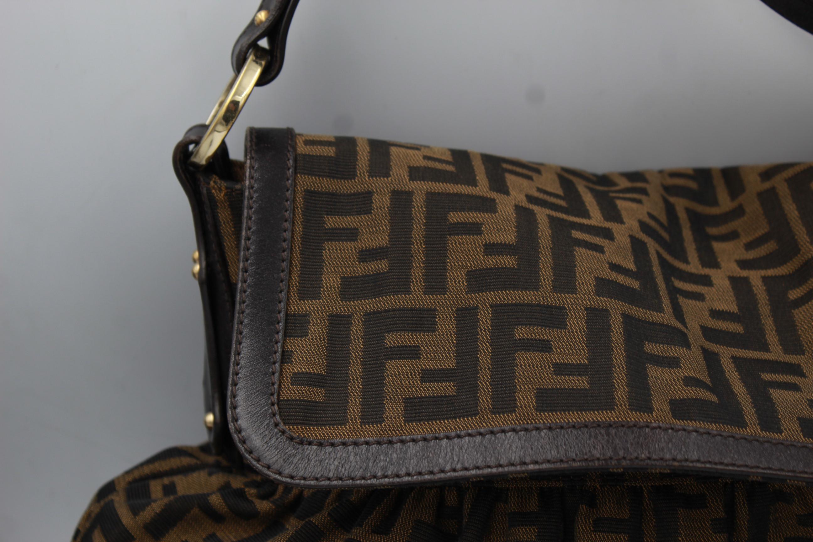 Fendi Zucca Monogram maxi shoulder bag
Good condition but presents signs of use on the hardware
Cloising by magnetic clasp
size 50x30
Sold with dust bag
 