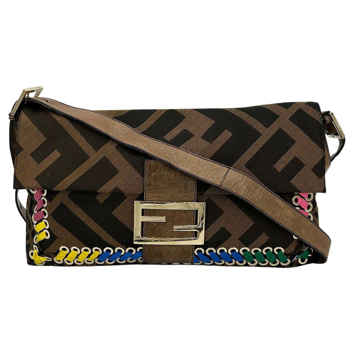 Bolso de hombro «Baguette» XL de Fendi, de lona con estampado Zucca y ribete de puntada de látigo en colores del arcoíris