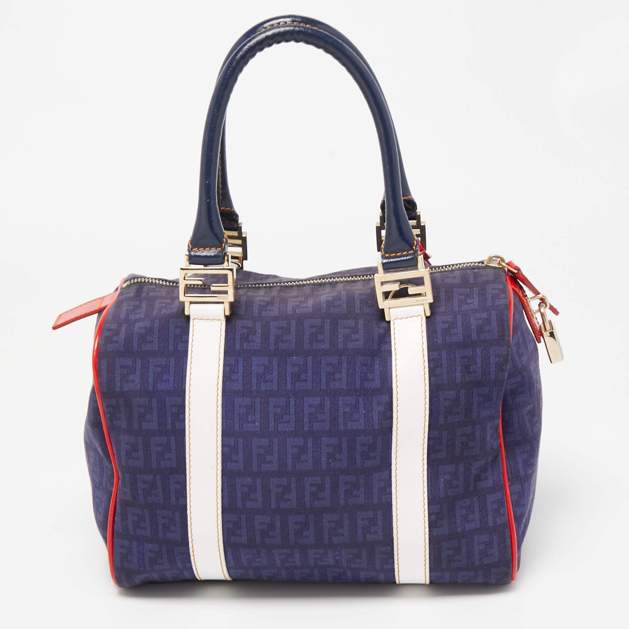 Questa elegante borsa Bauletto Boston di Fendi è realizzata in tela Zucchino ed è perfetta per l'uso quotidiano. Questa bellissima borsa presenta dettagli come finiture in tela rivestita, doppio manico superiore e finiture dorate. La chiusura