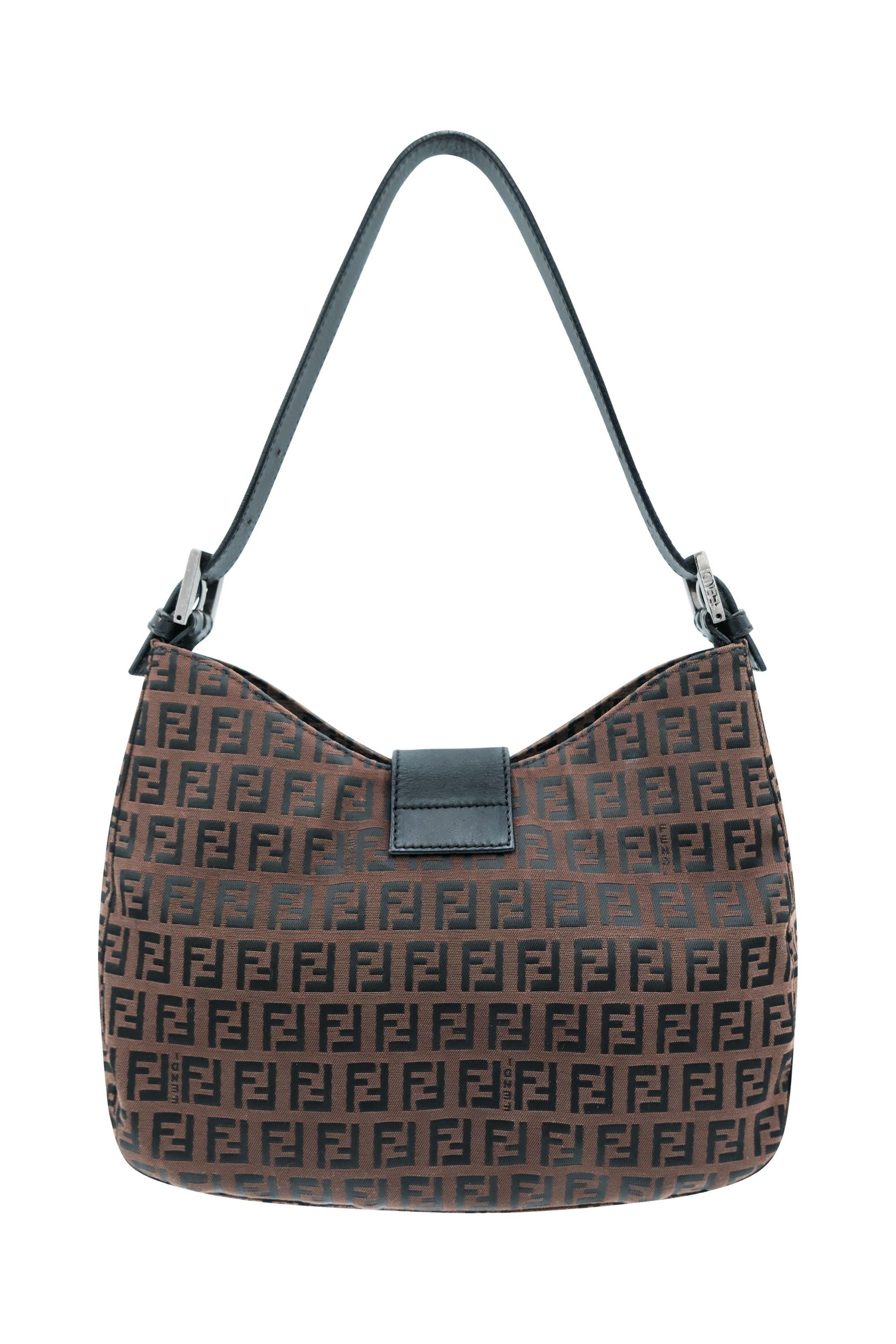 This Fendi Mamma Baguette bag features the iconic brown and black 