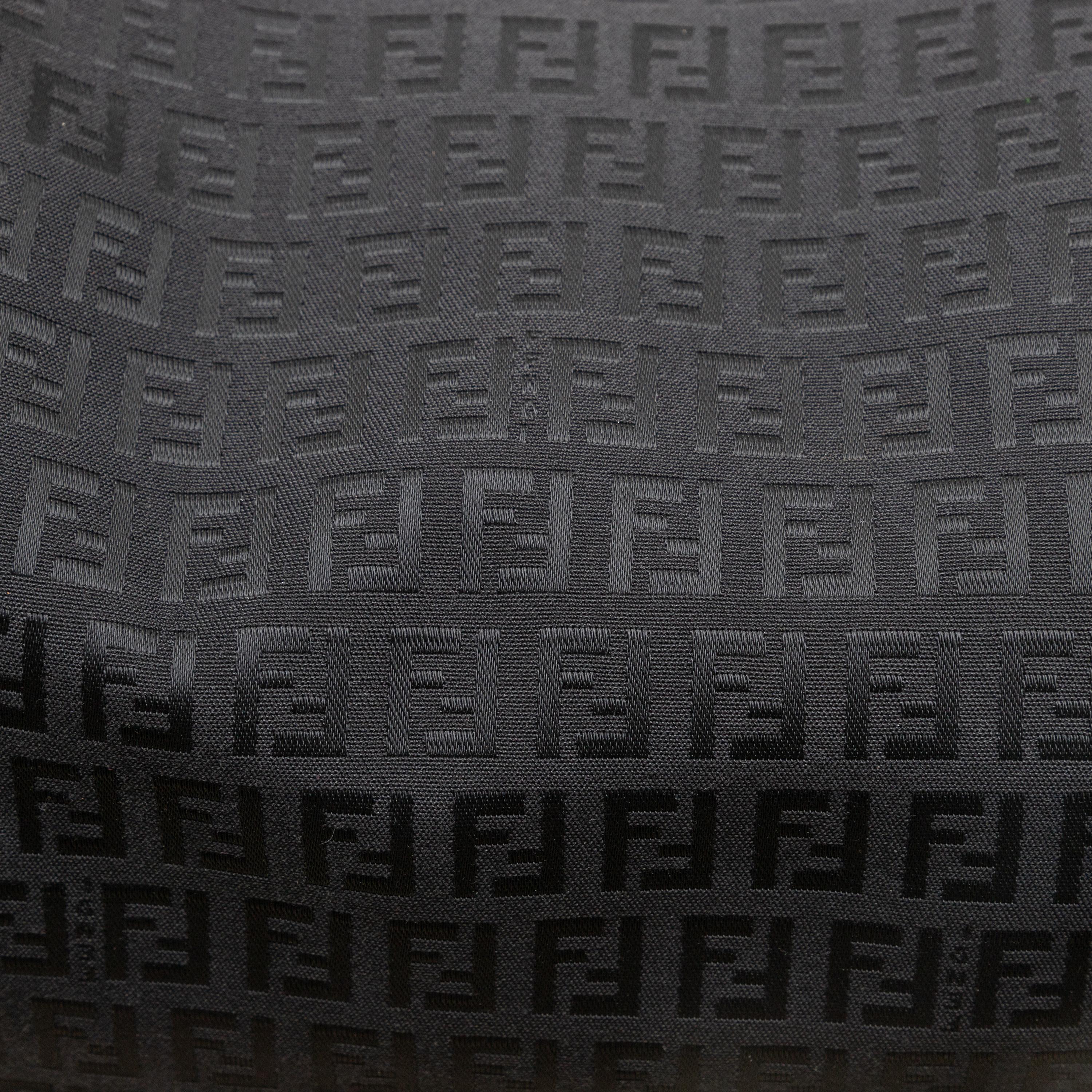 Le sac à bandoulière noir Zucchino de Fendi est une option polyvalente et élégante pour un usage quotidien. Confectionné en toile noire imprimée du monogramme Zucchino et en cuir noir brillant bordé de rose, il comprend également une breloque Fendi