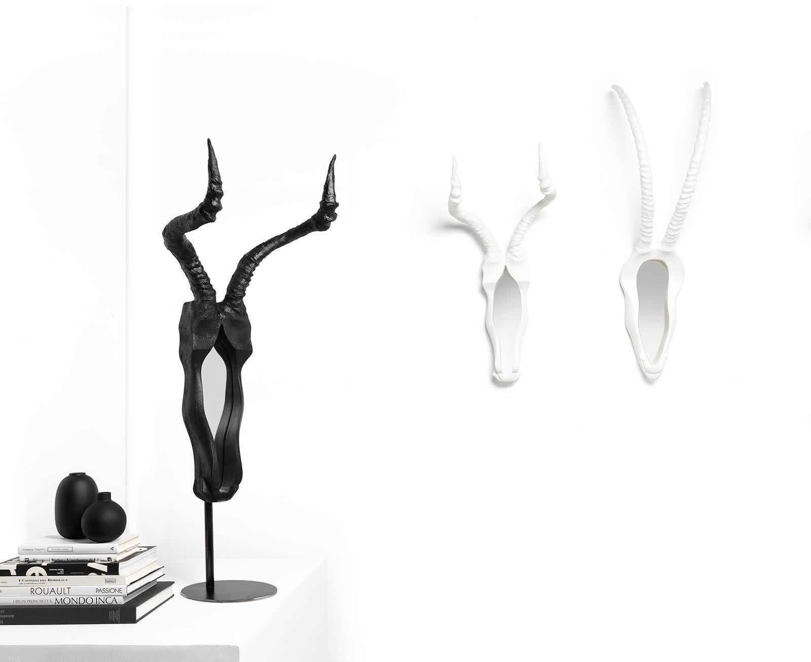Fendo Mirrow mit langen Hornen in Weiß von Ctrlzak & Mogg im Zustand „Neu“ im Angebot in New York, NY