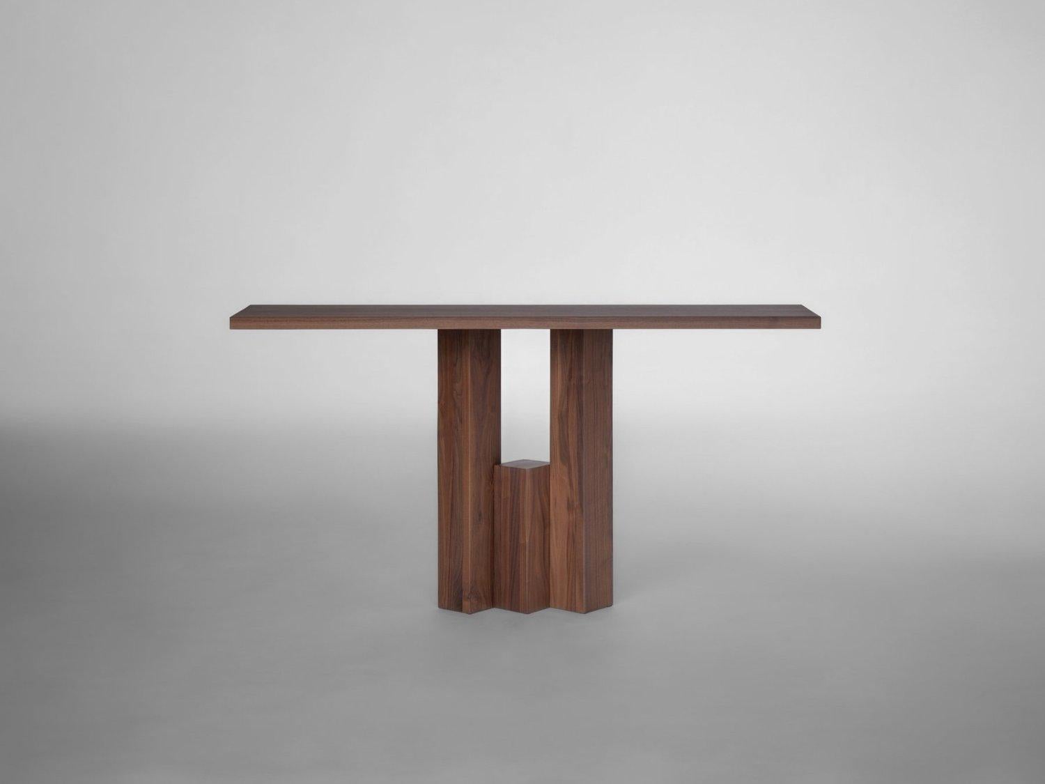 Fenestra 140 Table console en chêne européen brun chaud par Mokko Amsterdam
Dimensions : D 35 x L 140 x H 84 cm. 
MATERIAL : Chêne européen.

Disponible en différentes options de matériaux et de dimensions. Conçue par Aad Bos et fabriquée aux