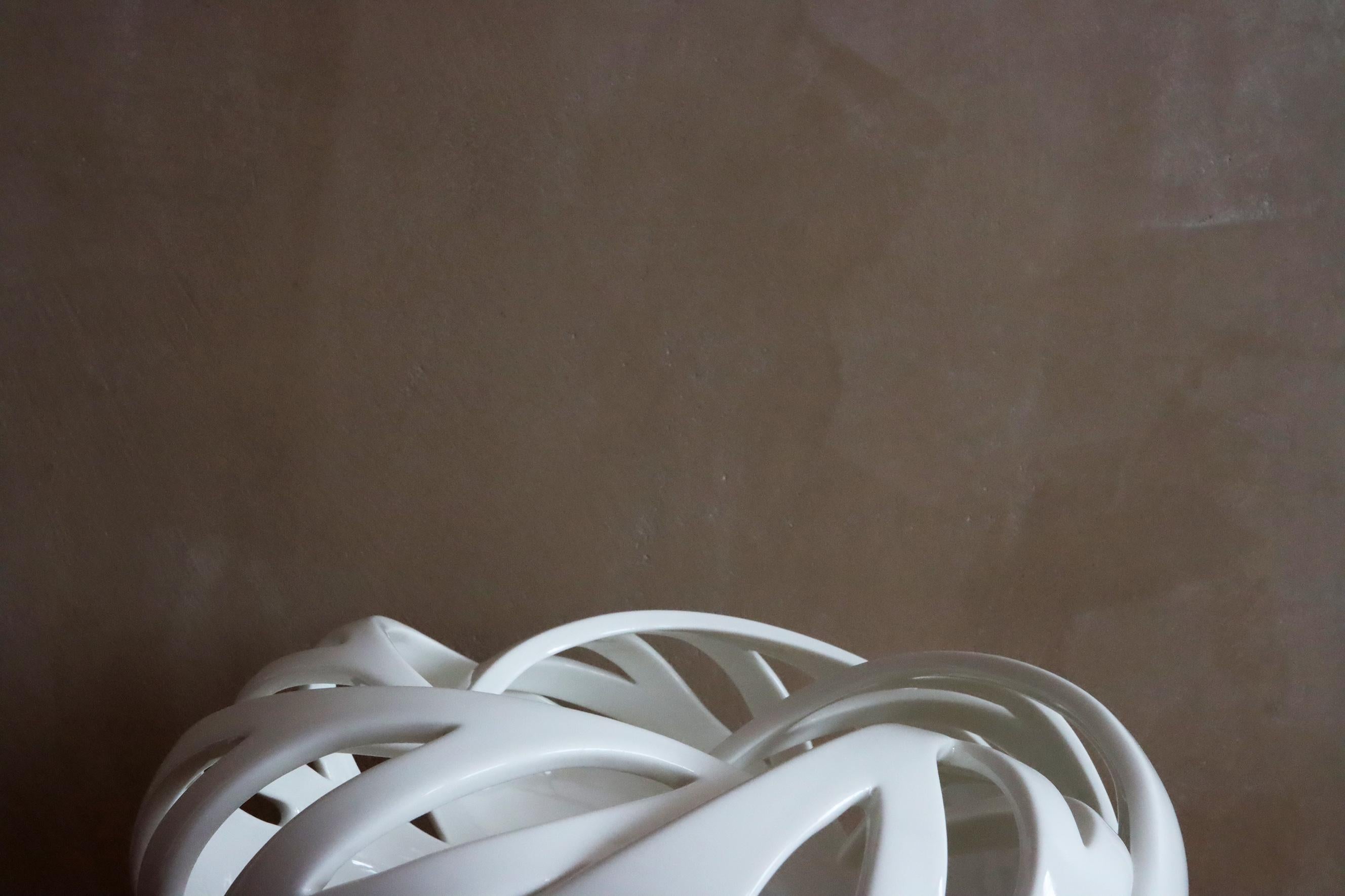 XXI secolo e contemporaneo Vaso per fenestrature, bianco lucido 'Twisted Vessel Collection' in vendita