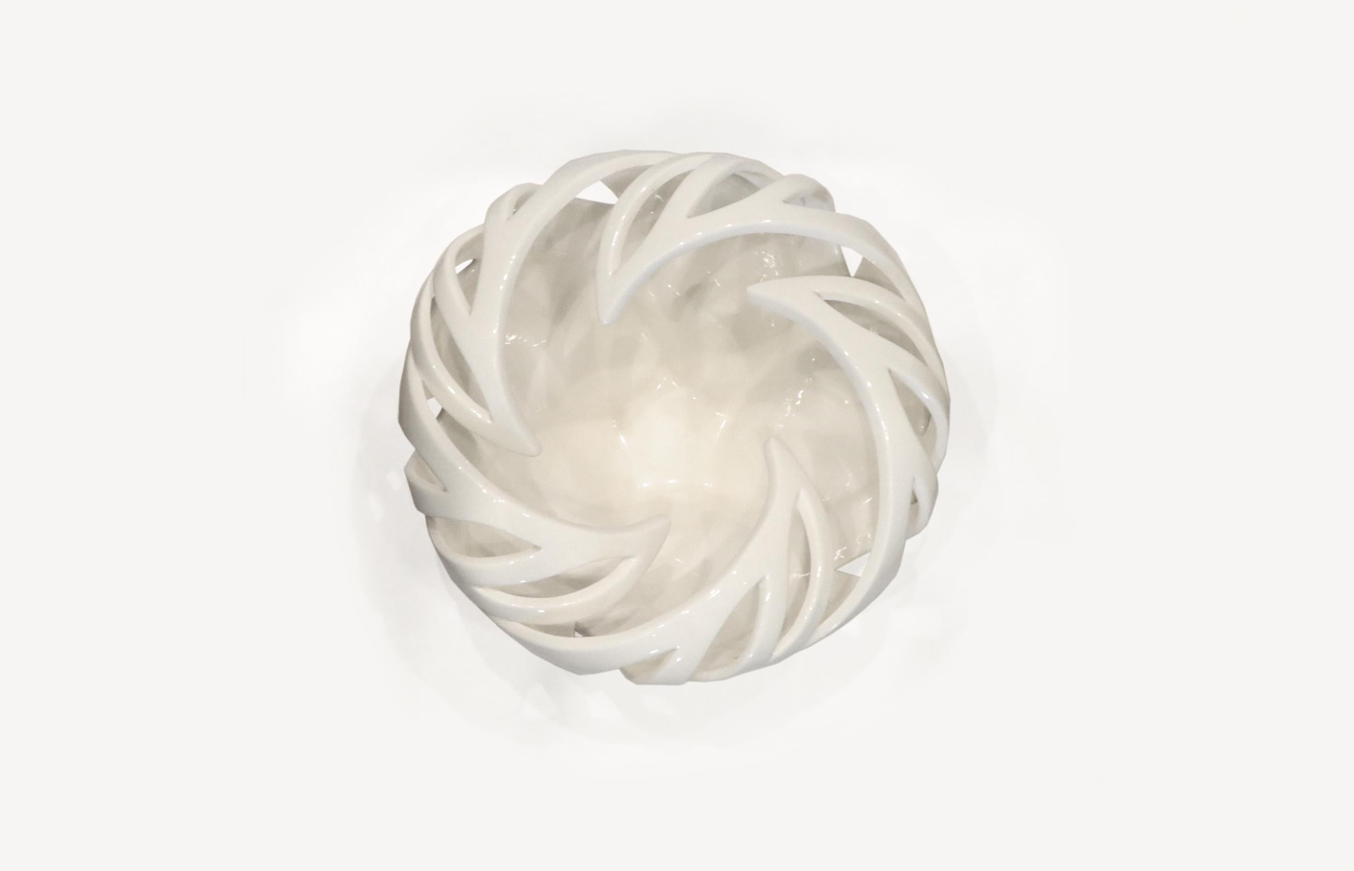 Smaltato Vaso per fenestrature, bianco lucido 'Twisted Vessel Collection' in vendita