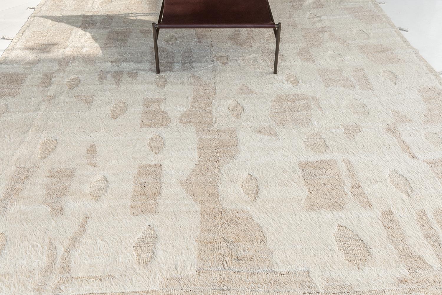 Fengfeng is made of luxurious wool and is made of timeless design elements. Its weaving of natural earth tones and unique embossed design is what makes the Haute Bohemian collection the signature collection of California. This rug, designed in Los