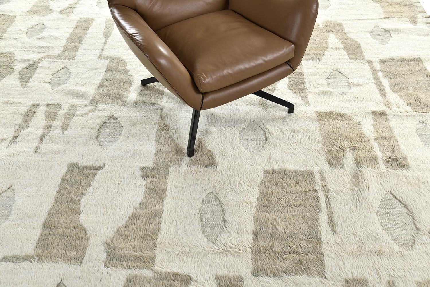 Fengfeng is made of luxurious wool and is made of timeless design elements. Its weaving of natural earth tones and unique embossed design is what makes the Haute Bohemian collection the signature collection of California. This rug, designed in Los