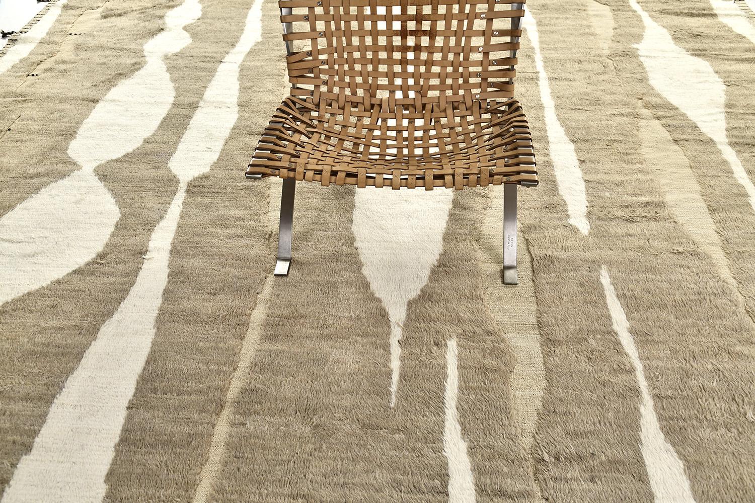 Fengfeng est fabriqué en laine luxueuse et est composé d'éléments de design intemporels. Son tissage de tons naturels de terre et son design unique en relief font de la collection Haute Bohème la signature de la Californie. Ce tapis, conçu à Los
