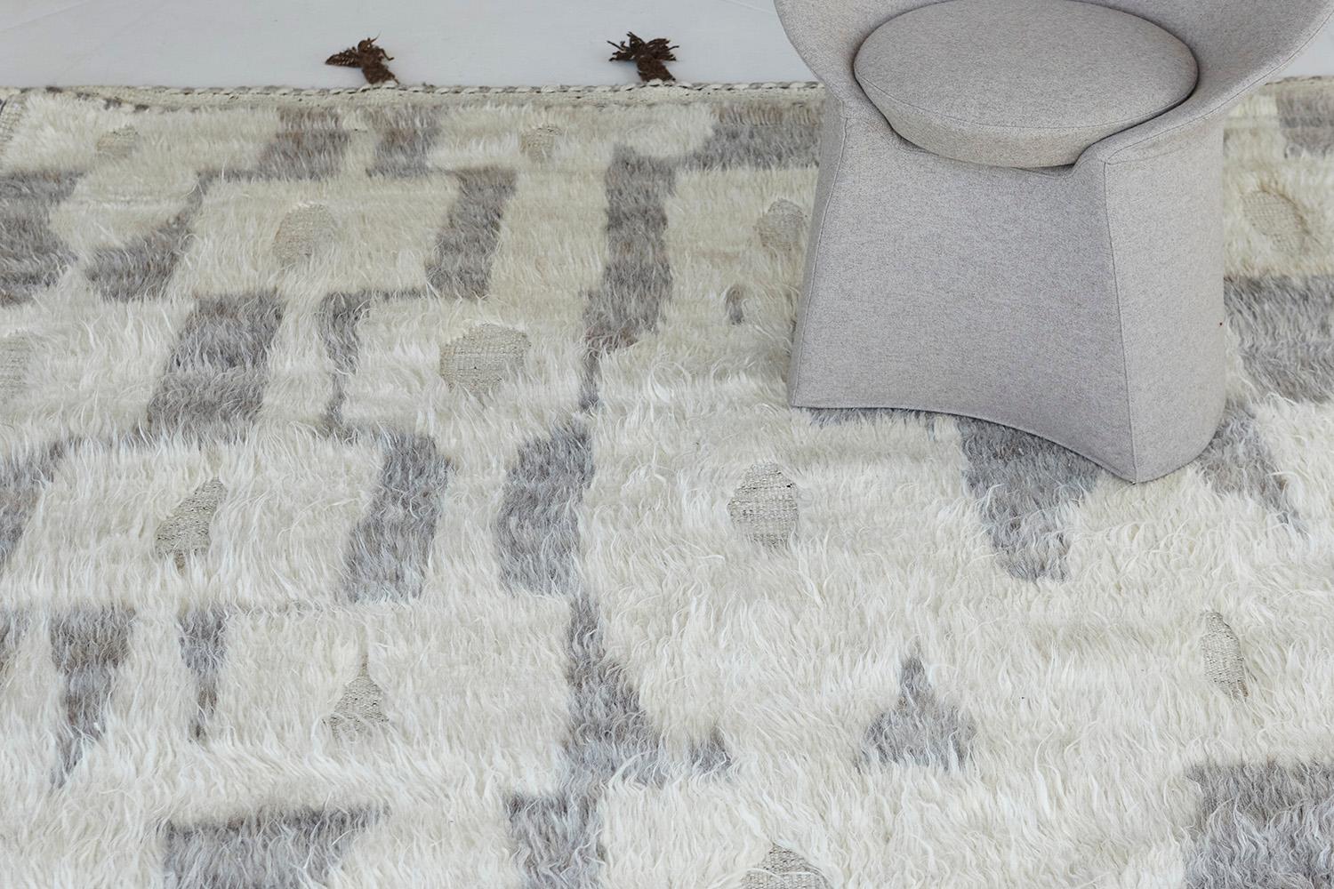 Fengfeng is made of luxurious wool and is made of timeless design elements. Its weaving of natural earth tones and unique embossed design is what makes the Haute Bohemian collection the signature collection of California. This rug, designed in Los