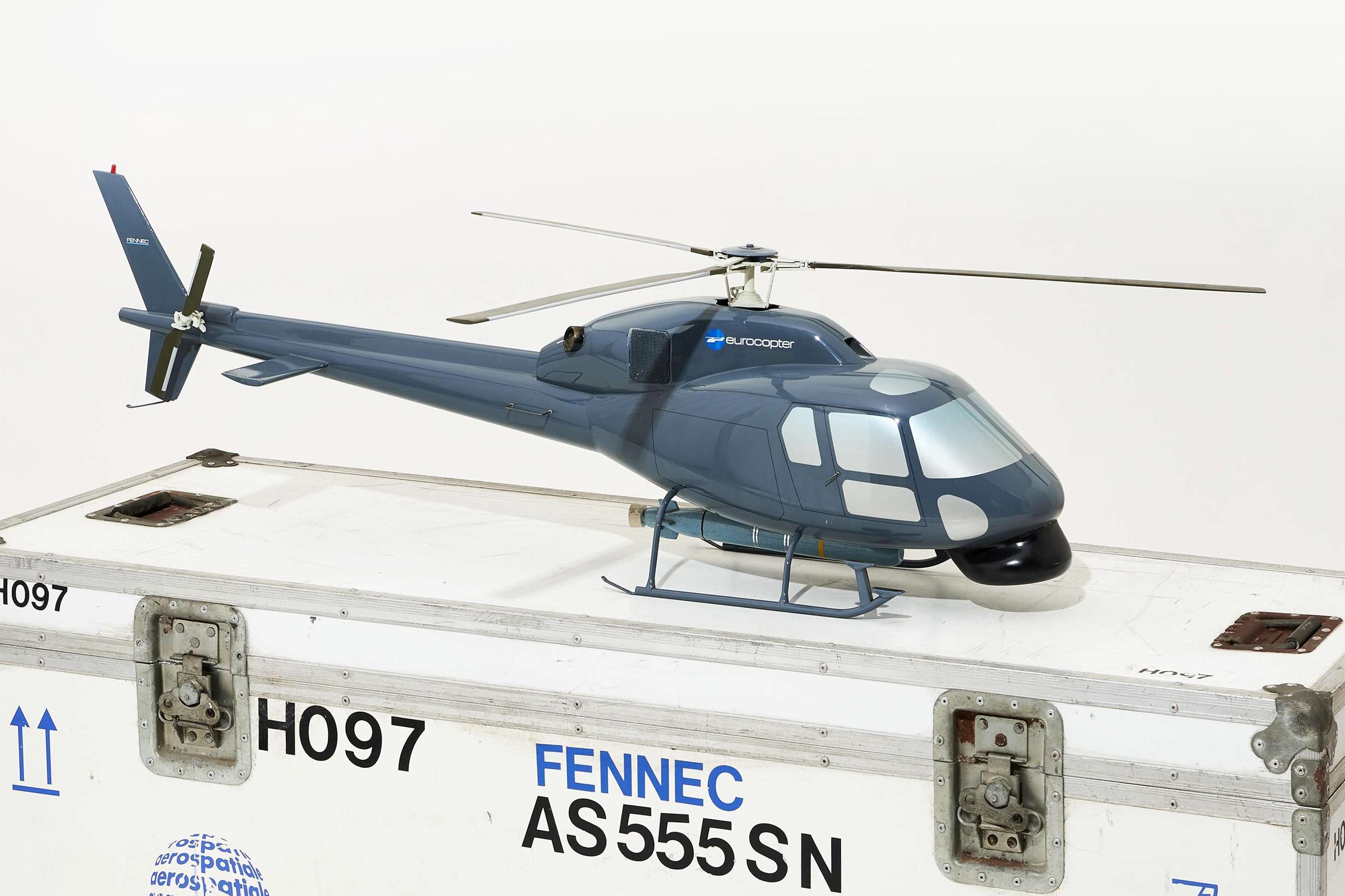 Model Fennec AS555 Helicopter with transport box,
eurocopter AS555 Fennec model of the light transport 
helicopter, 1/10th scale, in resin.
In an Aerospace Transport Box.
Case: L 146 x P 52 x H 75cm.
Model: L129 x P 25 x H 35cm.
Model and box price: