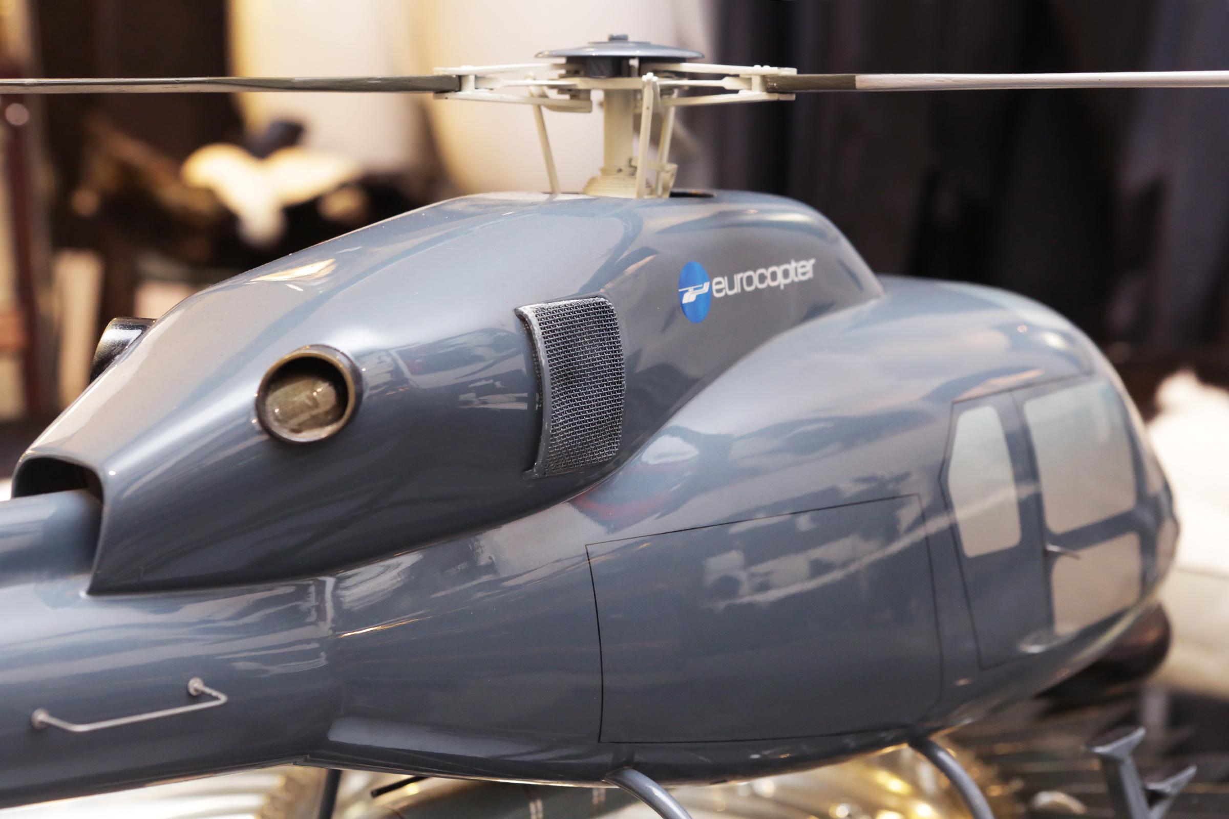 Modèle d'hélicoptère AS555 avec boîte de transport Fennec Excellent état - En vente à Paris, FR