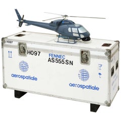 Modelo de helicóptero Fennec AS555 con caja de transporte