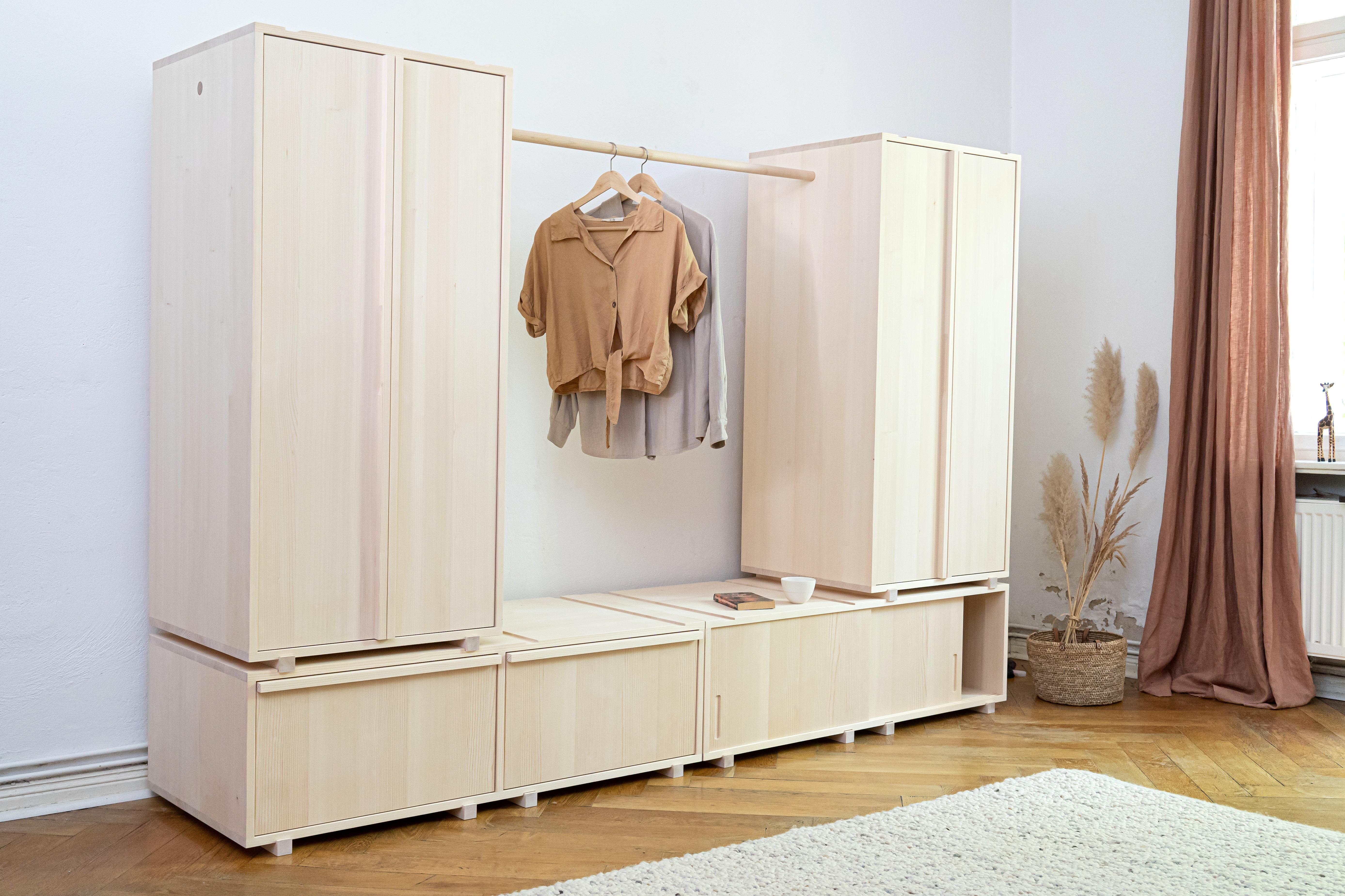 Armario modular Feno de Frau Caze
Dimensiones: P 57 x An 65 x Al 135 cm (Armario),
P 57 x An 130 x Al 38 cm (módulo de puerta corredera),
P 57 x An 130 x Al 38 cm (módulo cajón).
Materiales: Abeto natural.

2 x Armario, 3 estantes, barra de