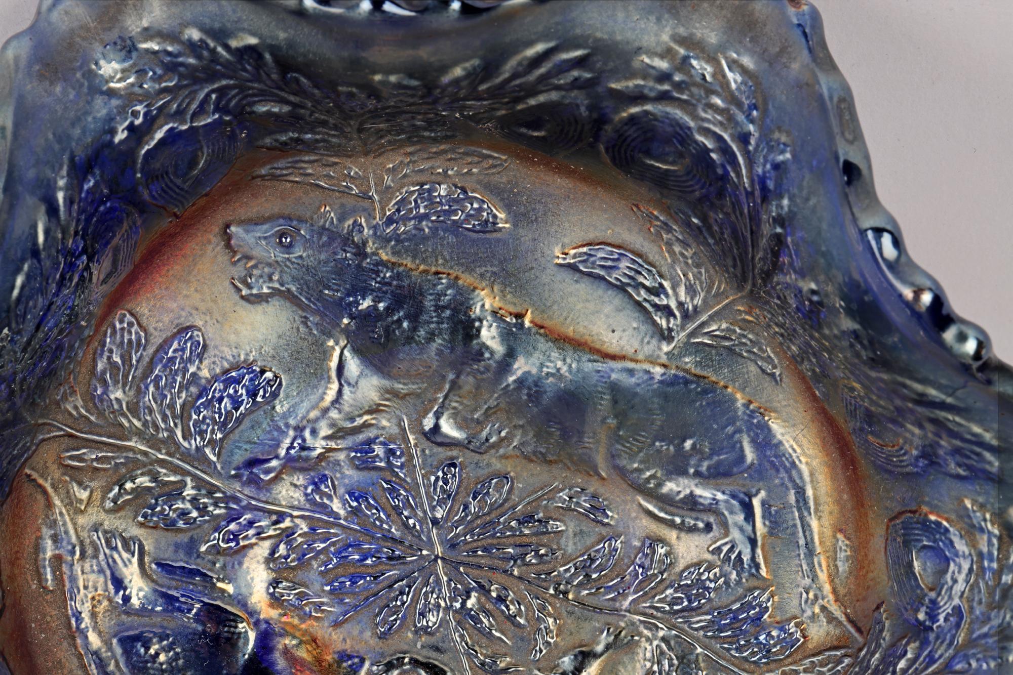 Moulé Fenton plat en verre bleu à motif de panthère de carnaval en vente