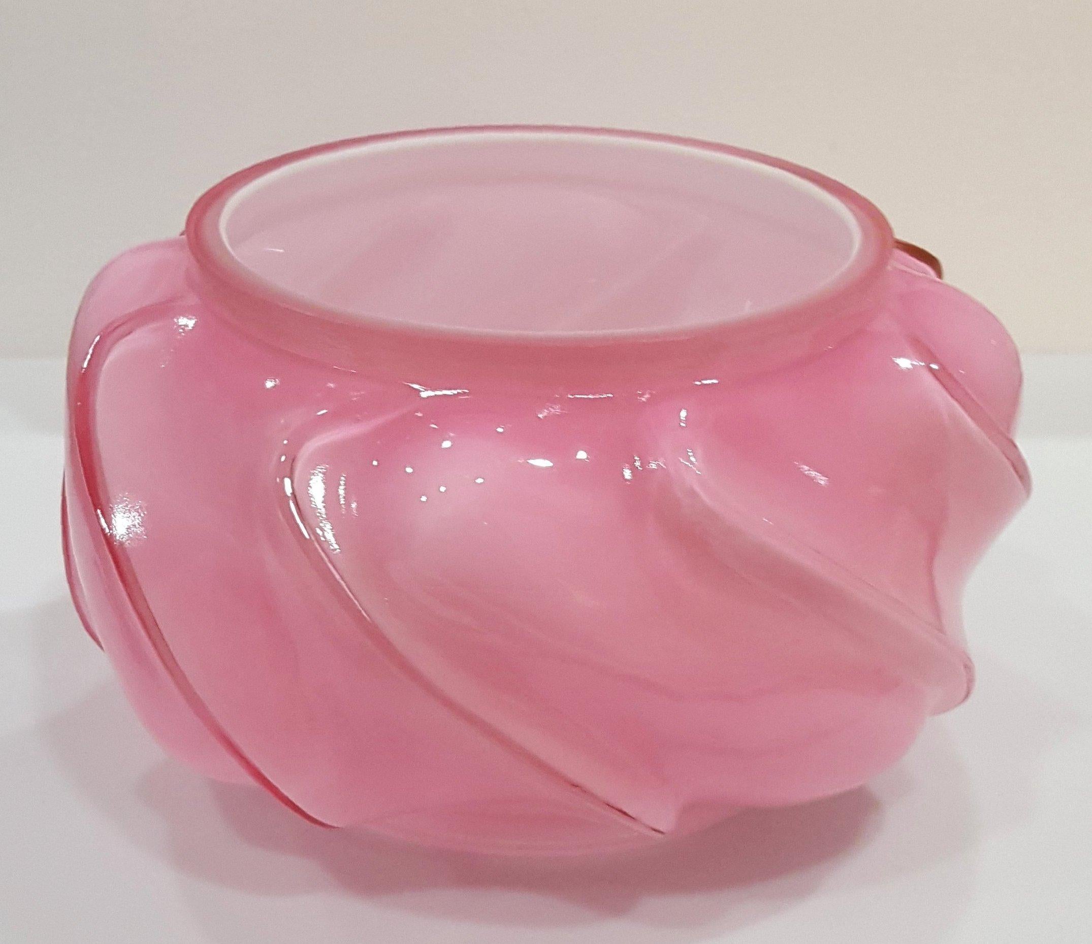 Fenton cased glass bowl, beautiful pink exterior, white interior. The sweeping diagonal ridges give it even more character.
This would make a nice gift for vintage glass lovers, in our opinion.
6 x 4 inches apx
Very nice vintage